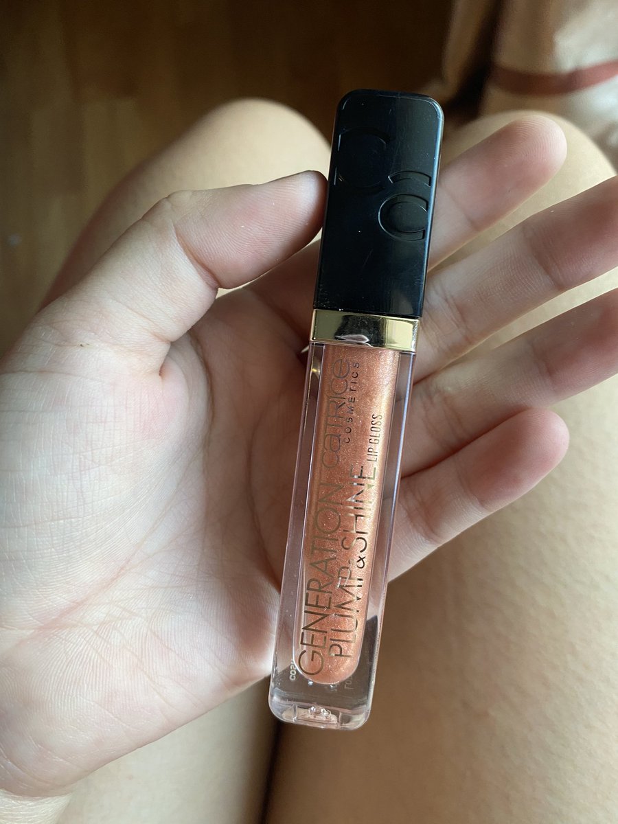 Catrice รุ่นนี้ดีมากกกก ปากฉ่ำวาวรับอากาศหนาวๆ  
ชื่อรุ่น Catrice Generation Plump &amp; Shine Lip Gloss 
เป็นลิปกลอสกึ่งครีมผสมกลิตเตอร์โกลว์ๆประกายแวววาว ทำให้ริมฝีปากดูอวบอิ่มสายฝอสายเกาได้หมด เค้าได้มาในราคา 195 บาท ซื้อที่Eveandboyจ้า🥺♥️
เค้าใช้เบอร์ 100 ค่า

#catricecosmetics https://t.co/nDzCTcdgWa