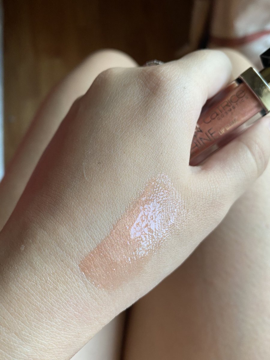 Catrice รุ่นนี้ดีมากกกก ปากฉ่ำวาวรับอากาศหนาวๆ  
ชื่อรุ่น Catrice Generation Plump &amp; Shine Lip Gloss 
เป็นลิปกลอสกึ่งครีมผสมกลิตเตอร์โกลว์ๆประกายแวววาว ทำให้ริมฝีปากดูอวบอิ่มสายฝอสายเกาได้หมด เค้าได้มาในราคา 195 บาท ซื้อที่Eveandboyจ้า🥺♥️
เค้าใช้เบอร์ 100 ค่า

#catricecosmetics https://t.co/nDzCTcdgWa