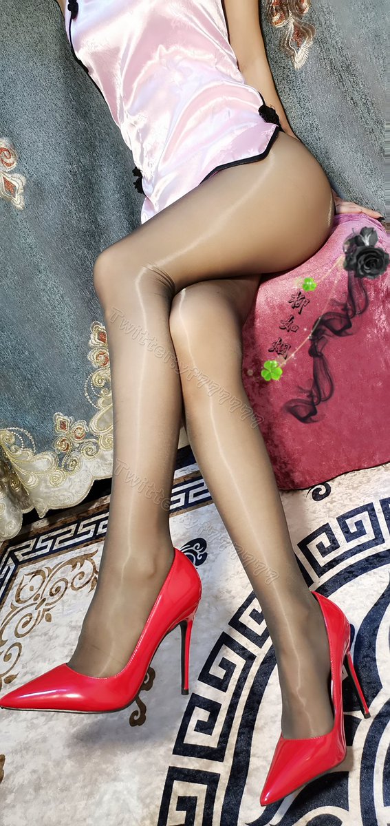 汝本隐世之花，为何涉入凡尘？我想，或是为情，或是厌倦了淡世吧。既已如此，那我便双手为她创造一个盛世繁华吧 @limerencem 
#黑丝 #红色高跟鞋 https://t.co/wnoclC1ZH7