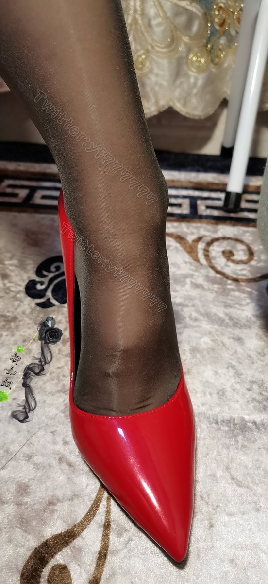 汝本隐世之花，为何涉入凡尘？我想，或是为情，或是厌倦了淡世吧。既已如此，那我便双手为她创造一个盛世繁华吧 @limerencem 
#黑丝 #红色高跟鞋 https://t.co/wnoclC1ZH7