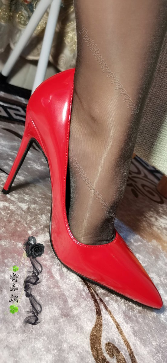 汝本隐世之花，为何涉入凡尘？我想，或是为情，或是厌倦了淡世吧。既已如此，那我便双手为她创造一个盛世繁华吧 @limerencem 
#黑丝 #红色高跟鞋 https://t.co/wnoclC1ZH7