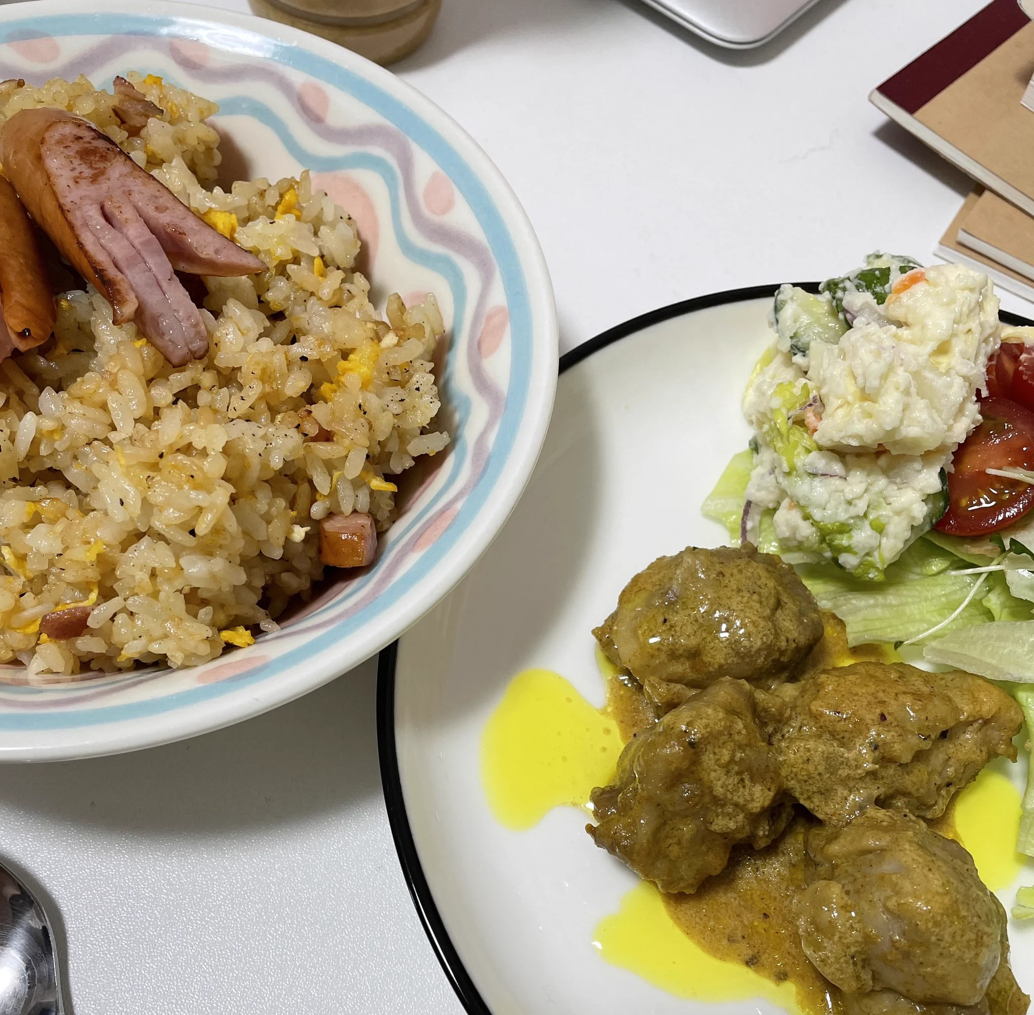 ちなみに、今日の晩ご飯。家にあったものでぱぱっと作た！ネギなくて色なし炒飯とに適当にたこさんお母さん手作りのカレーチキンだよ😺自炊は１番の節約ですね🌼おやすみぃ https://t.co/wgLCe6rheb