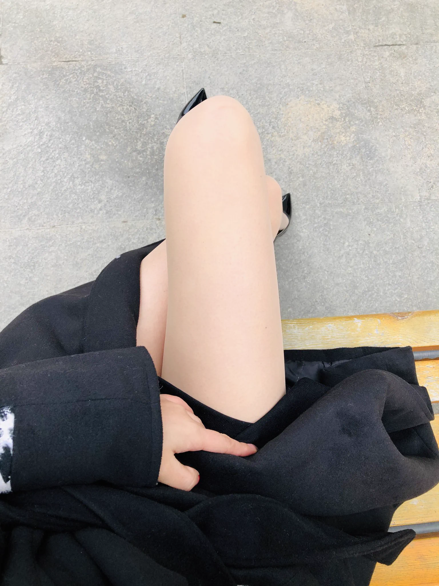 @limerencem 柔情系列无缝真的是舒服，睡觉都在穿！春天是穿大衣配尖头高跟鞋的季节！但你能想到大衣下面的腿这么美吗？ https://t.co/esWySTCFnW