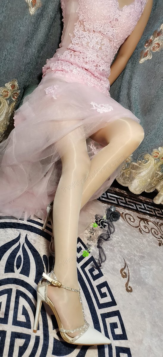 菱花镜中眸光流转，羞红了一阕婉约，黛眉描罢却回首，笑问深浅入时无……
@limerencem https://t.co/RtfDKZPVAU