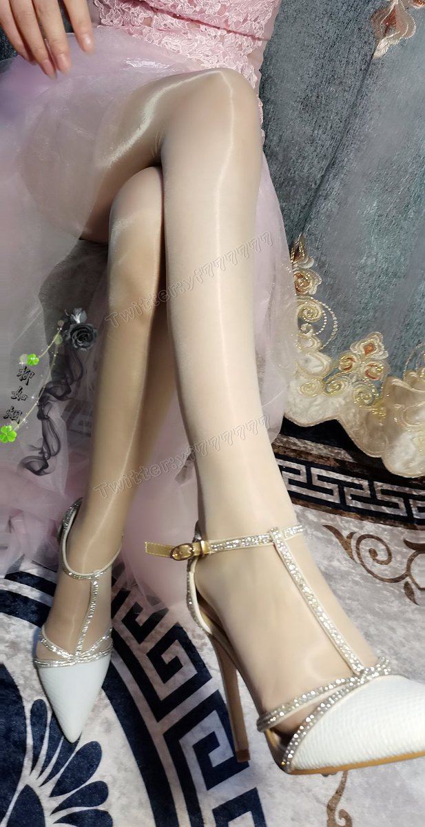 菱花镜中眸光流转，羞红了一阕婉约，黛眉描罢却回首，笑问深浅入时无……
@limerencem https://t.co/RtfDKZPVAU