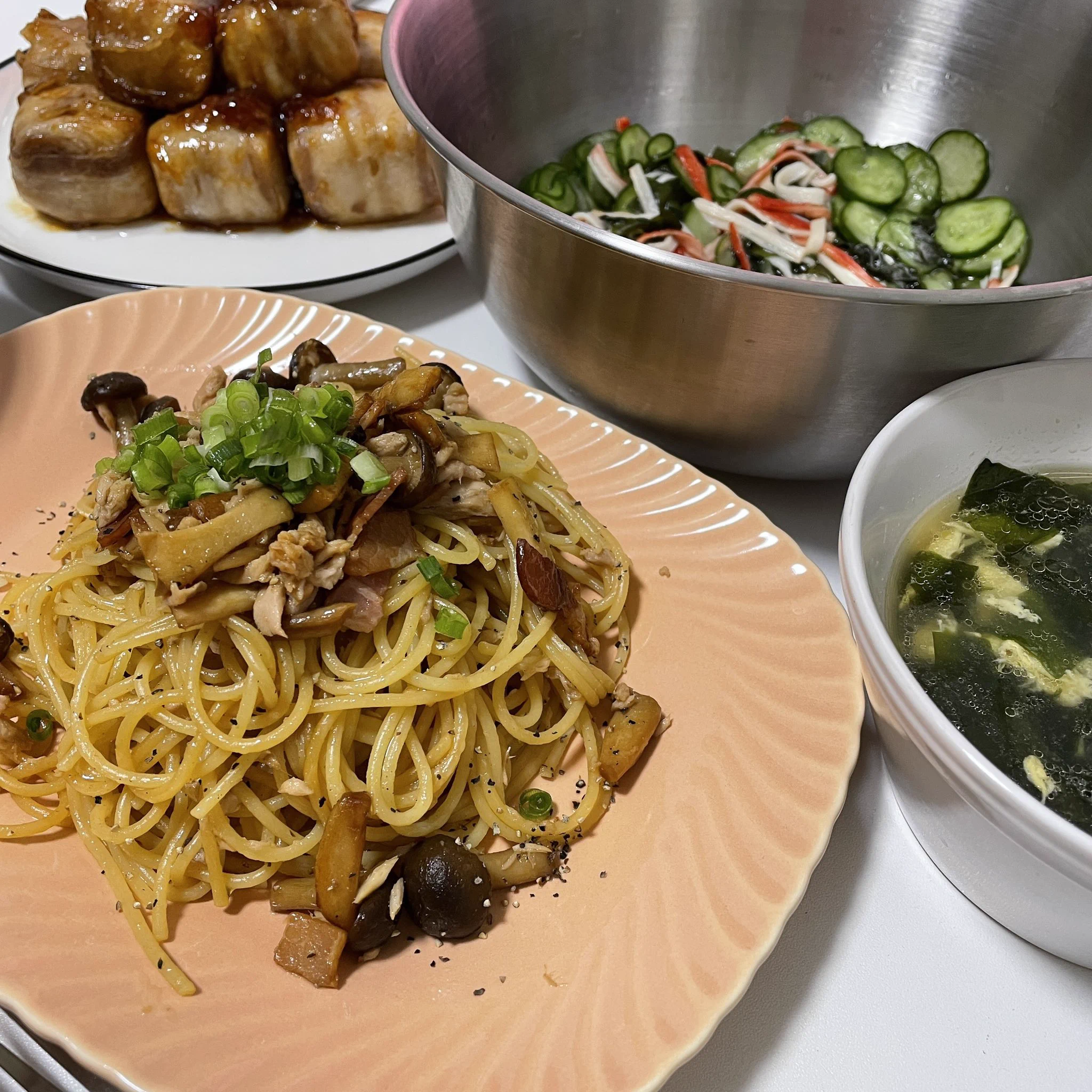 久しぶりに自炊しやした👩🏻‍🍳豆腐が苦手だけど栄養のために食べないとと思って厚揚げを肉巻きにして見た！それと、キノコの和風パスタときゅうりの酢の物、中華スープです。全て食べたかったものたちです＾＾「明日の分もある量」酢の物だけボウルのまま🥺 https://t.co/xAkiC2TLf2