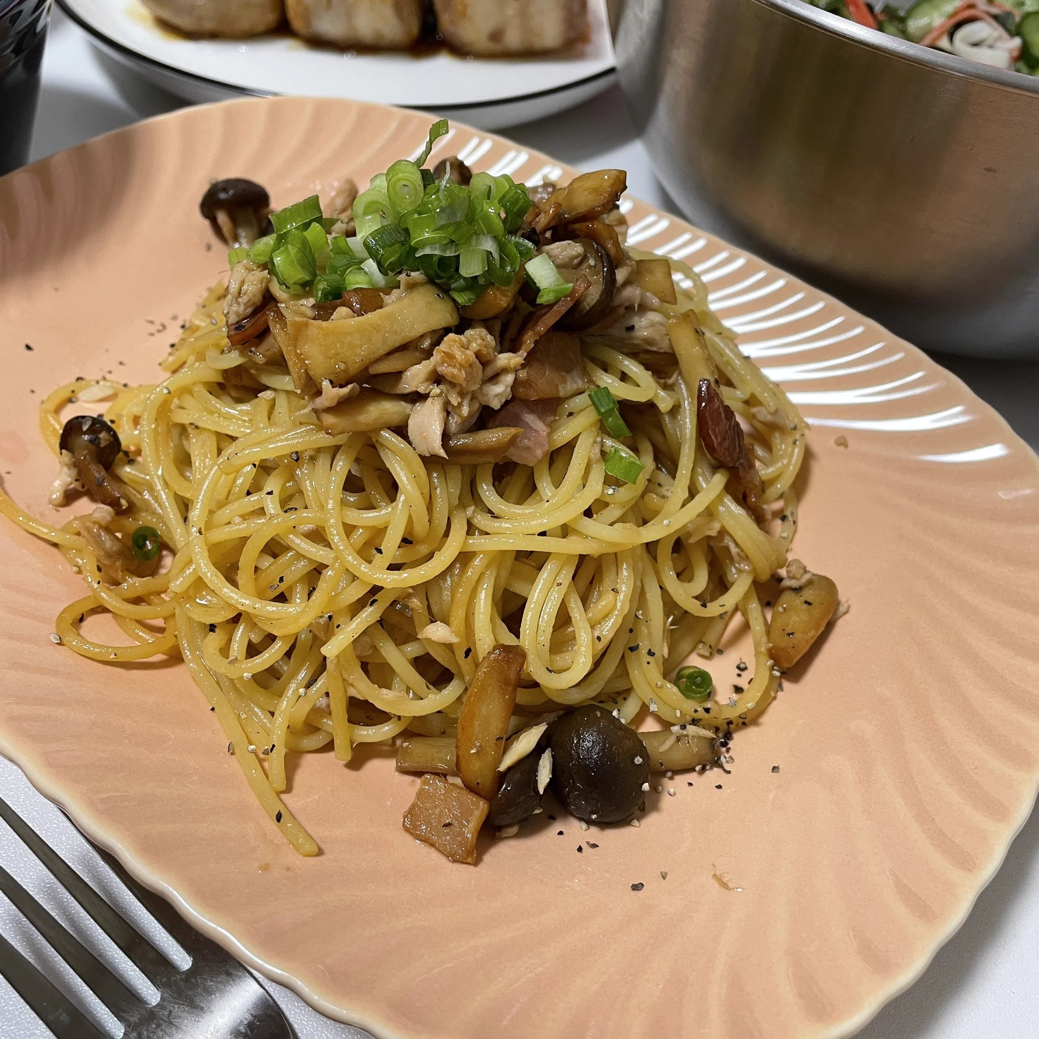 久しぶりに自炊しやした👩🏻‍🍳豆腐が苦手だけど栄養のために食べないとと思って厚揚げを肉巻きにして見た！それと、キノコの和風パスタときゅうりの酢の物、中華スープです。全て食べたかったものたちです＾＾「明日の分もある量」酢の物だけボウルのまま🥺 https://t.co/xAkiC2TLf2