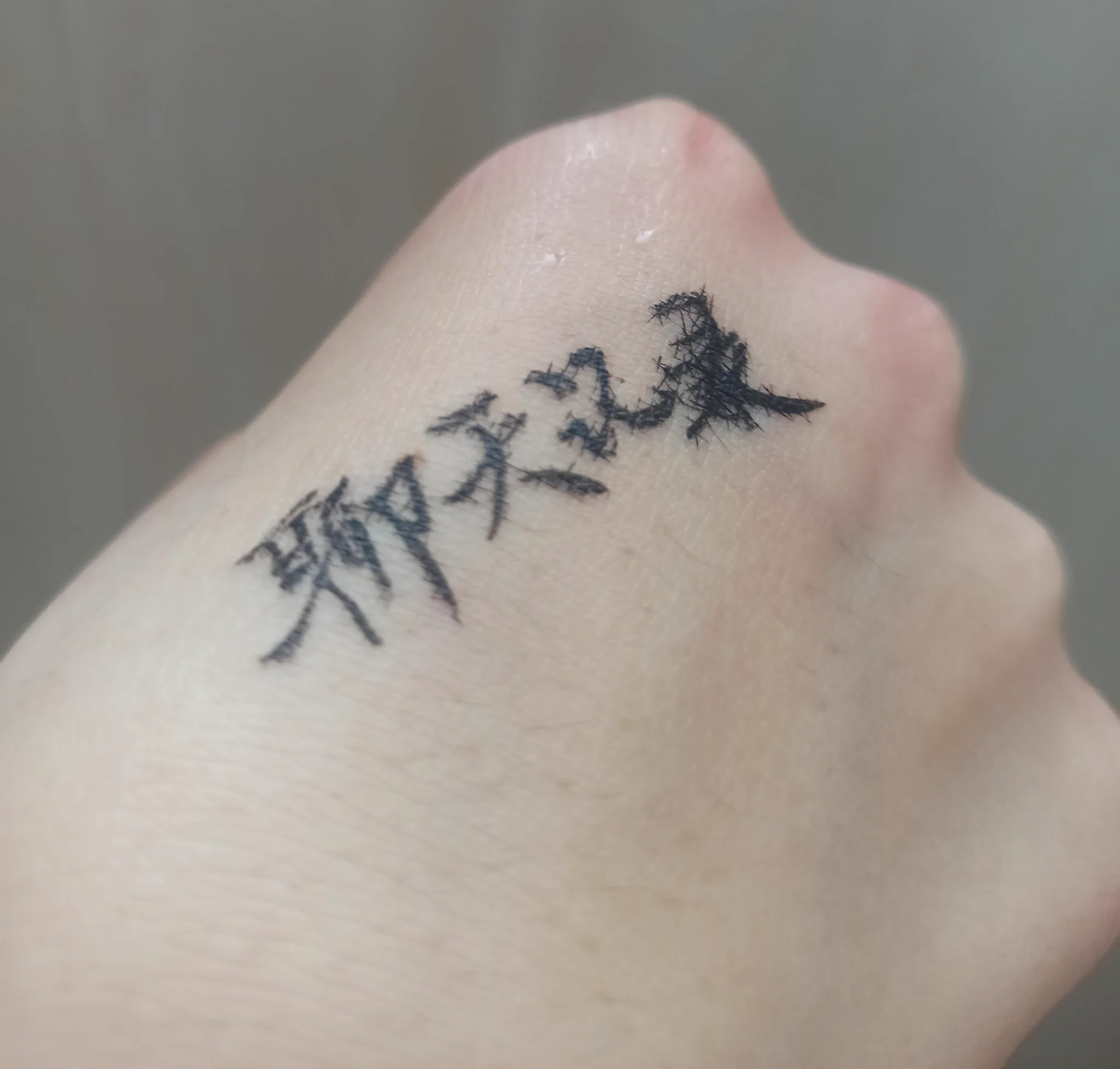 我现在用的是比子的手机，手贱把她QQ删掉了结果连带着里面她和她男朋友半年的聊天记录也删掉了，被比子惩戒。这波啊，这波是刺配边疆，每当我伸出右手手冲我就要看到聊天记录四个大字，提醒我下半辈子给比子做牛做马。 https://t.co/wLV1HavBYa