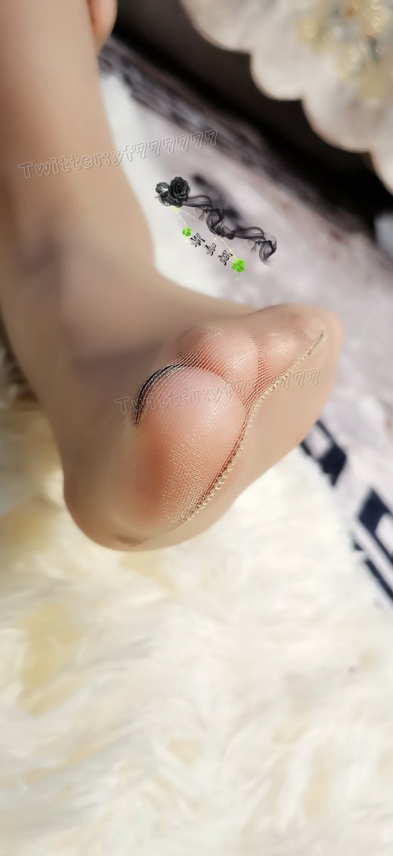 菱花镜中眸光流转，羞红了一阕婉约，黛眉描罢却回首，笑问深浅入时
@Lingerie_0 https://t.co/YnJgG9Nwwt