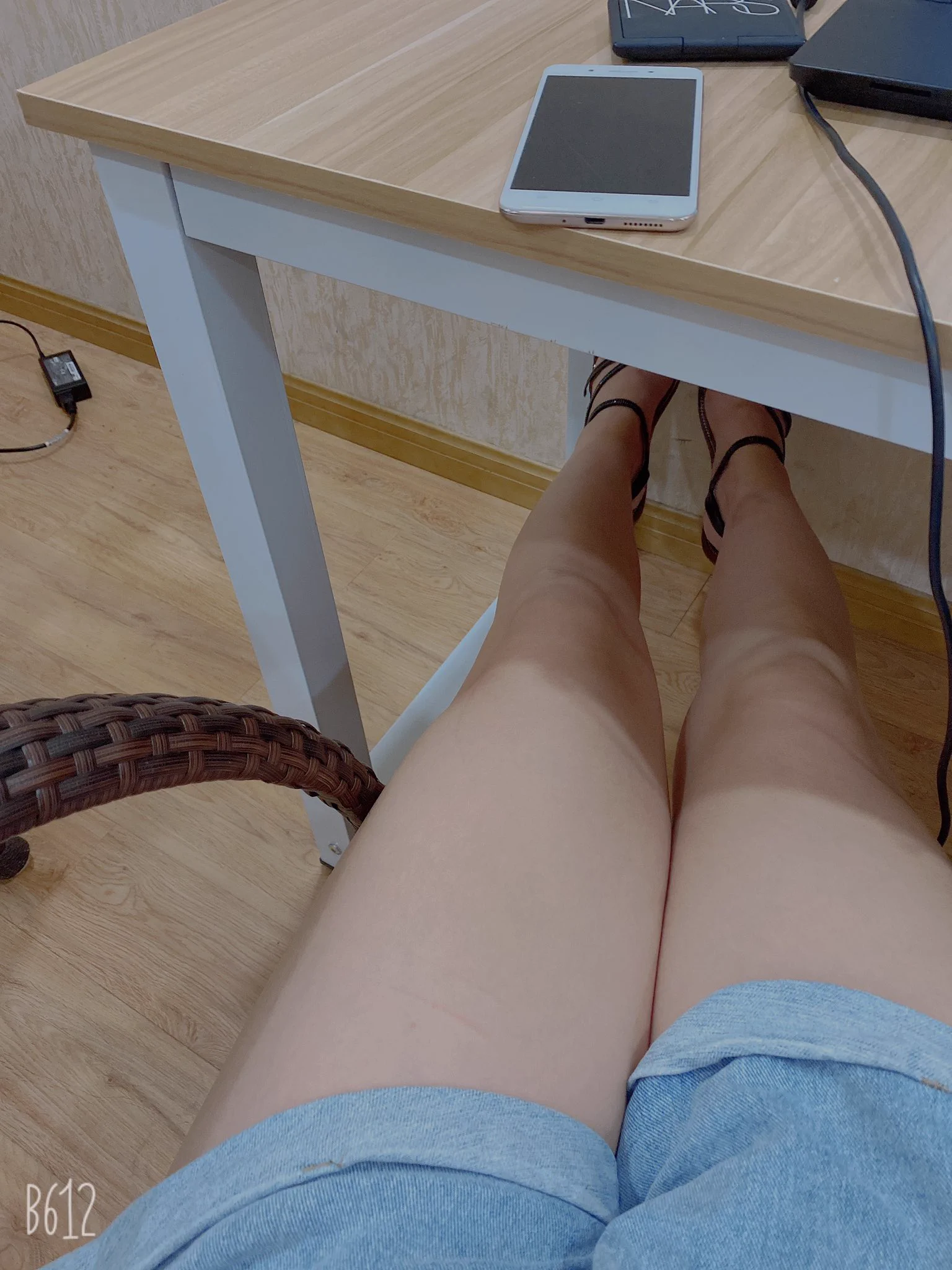 #绿帽 #淫妻 #母狗 #绿奴 #美腿 #足控 天刚开始热一点老婆就开始穿短裤了，真是养眼 https://t.co/vlAaMtAQrM