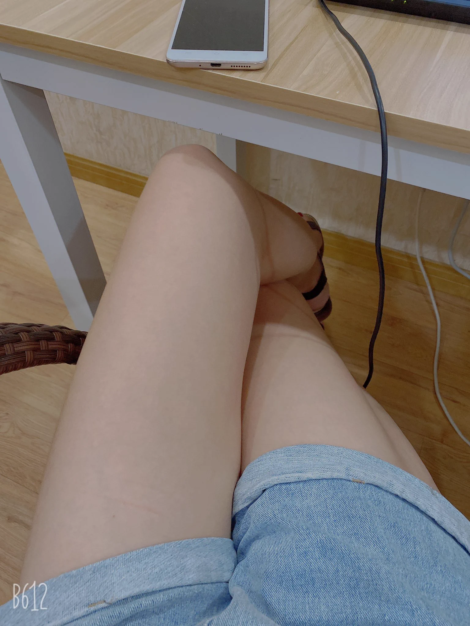 #绿帽 #淫妻 #母狗 #绿奴 #美腿 #足控 天刚开始热一点老婆就开始穿短裤了，真是养眼 https://t.co/vlAaMtAQrM