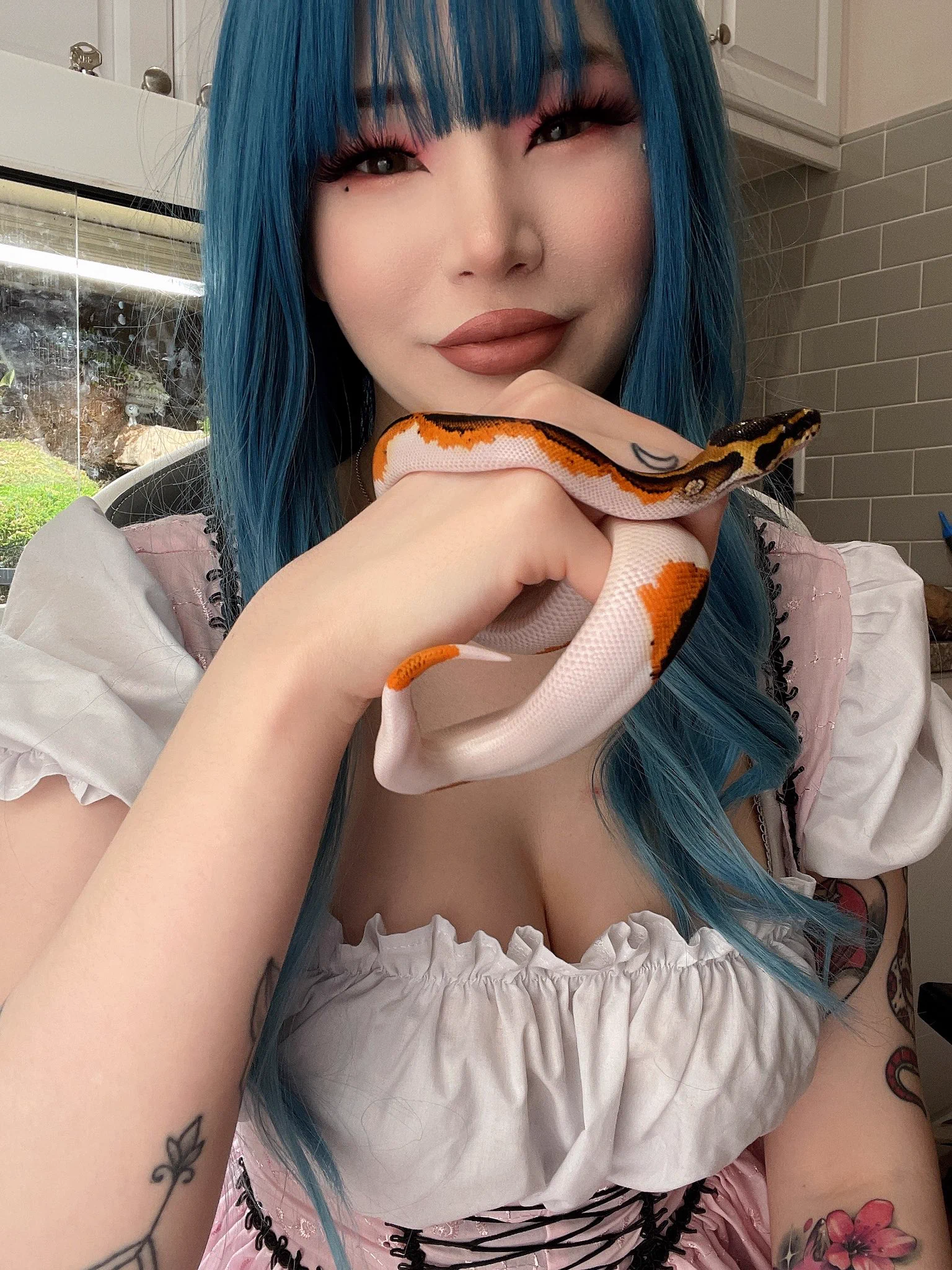 more pics of Yato and I! Yato, named after Noragami. Yato the God of Calamity, is a orange dream yellowbelly pied ball python 🐍💖 https://t.co/DWJjDnwr82
