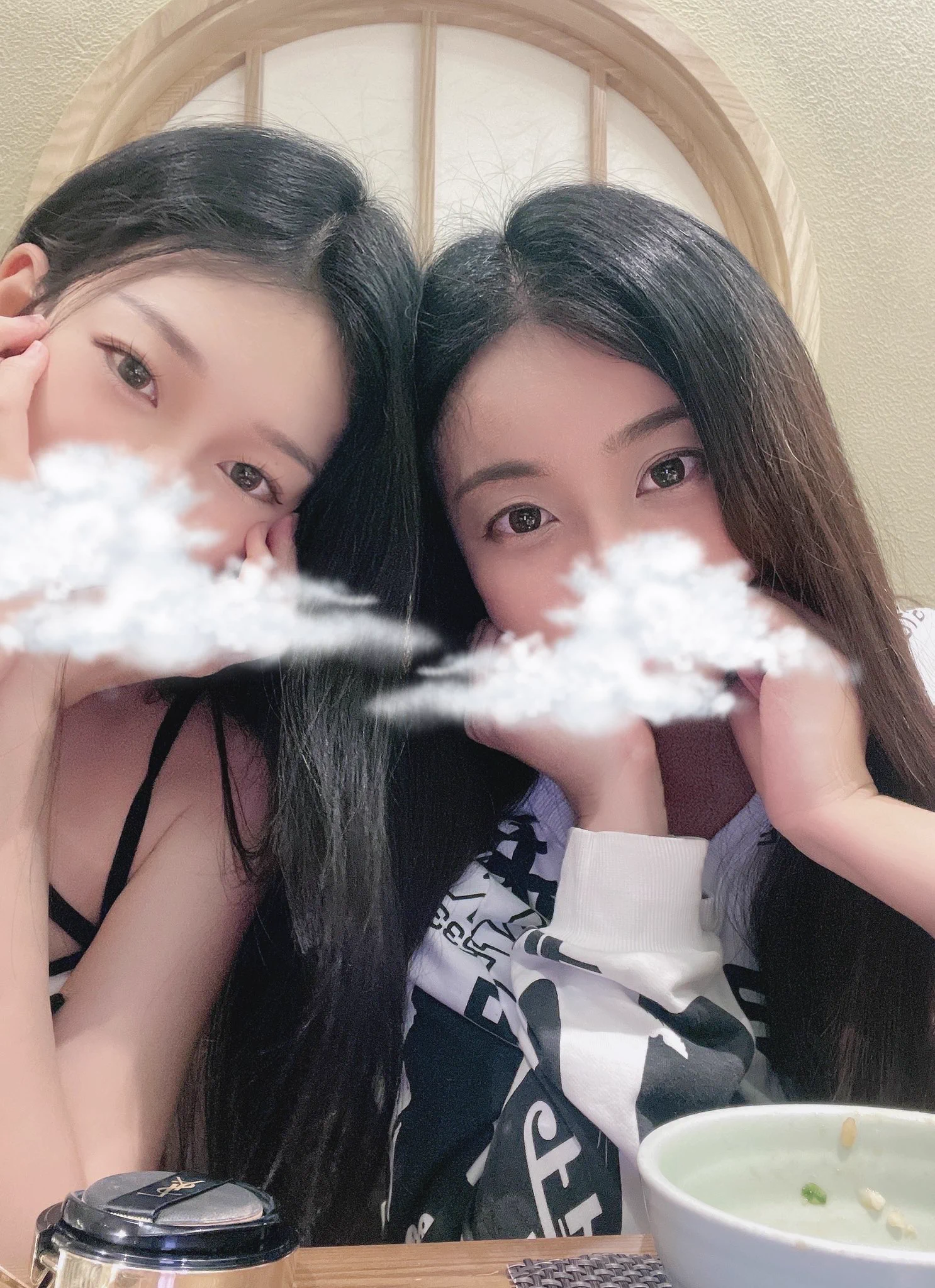 和花椒去逛成人展~看到好多牛逼的东西！还见到了豆奶，豆奶好瘦小！和她一起拍照感觉自己丑绝了哈哈哈哈哈哈哈哈麻蛋 https://t.co/Bi5OFzuYA5