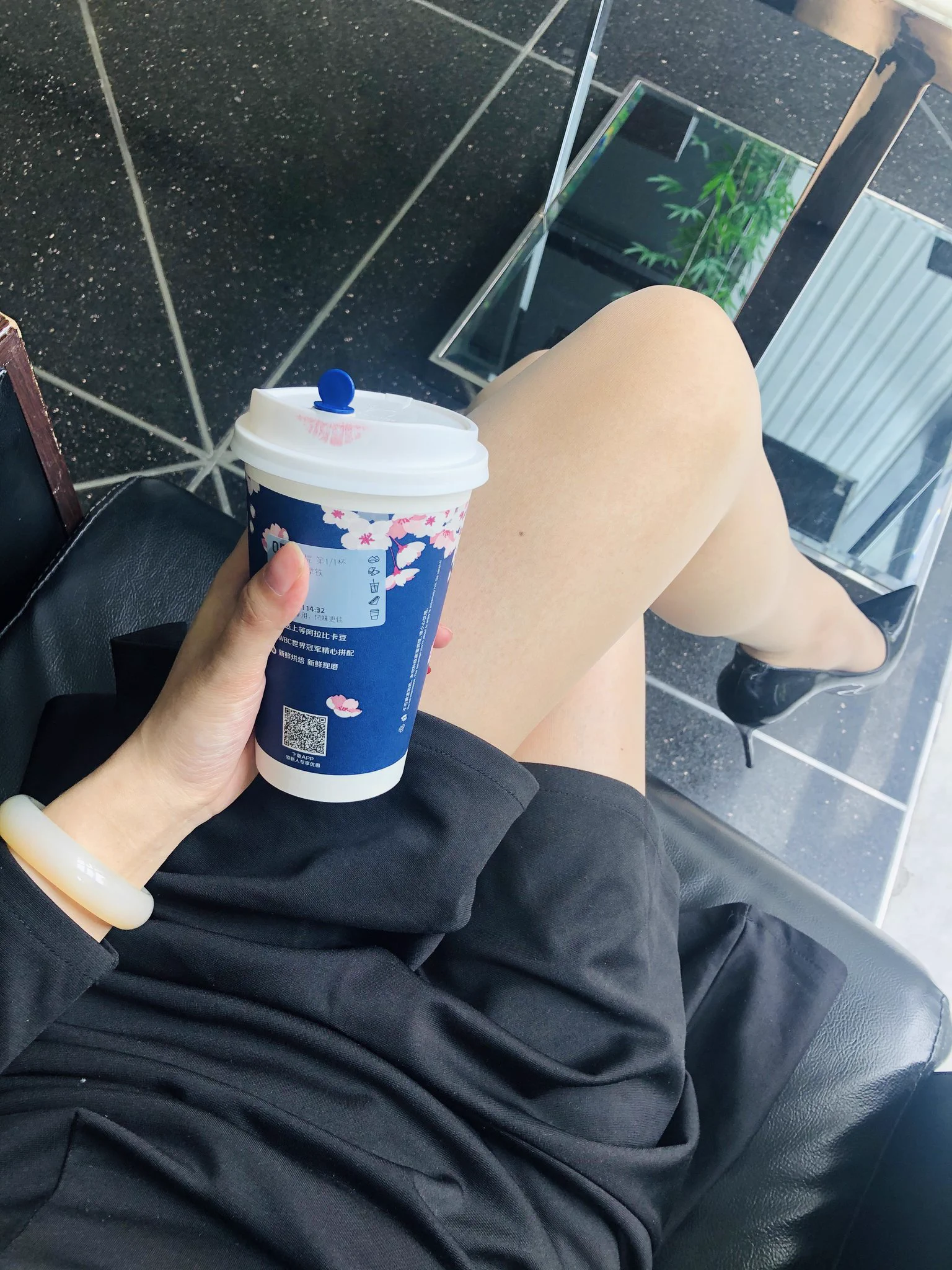 🧦：@limerencem 限量版涞觅精灵！月光版真的超级好看，像纹身一样！走在路上好多人盯着看，还有好几个小姐姐问我要链接！可惜是限量版，已经下架啦！投稿 @Dayulejia91 @Fanjiahui2020 @DP_ArtStudio @Sexyallnight609 @Dream_QY https://t.co/wPYZB2niUY