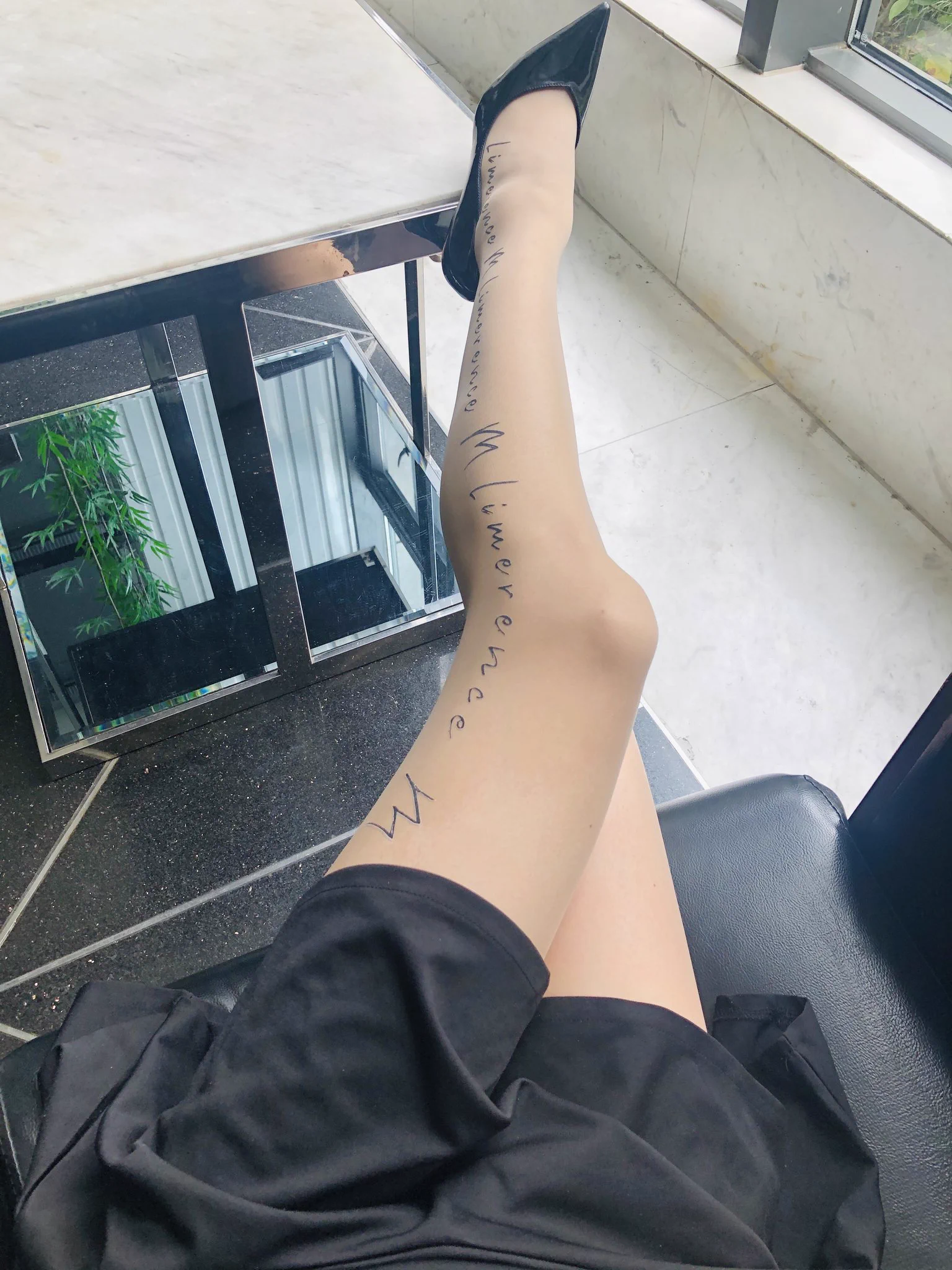 🧦：@limerencem 限量版涞觅精灵！月光版真的超级好看，像纹身一样！走在路上好多人盯着看，还有好几个小姐姐问我要链接！可惜是限量版，已经下架啦！投稿 @Dayulejia91 @Fanjiahui2020 @DP_ArtStudio @Sexyallnight609 @Dream_QY https://t.co/wPYZB2niUY