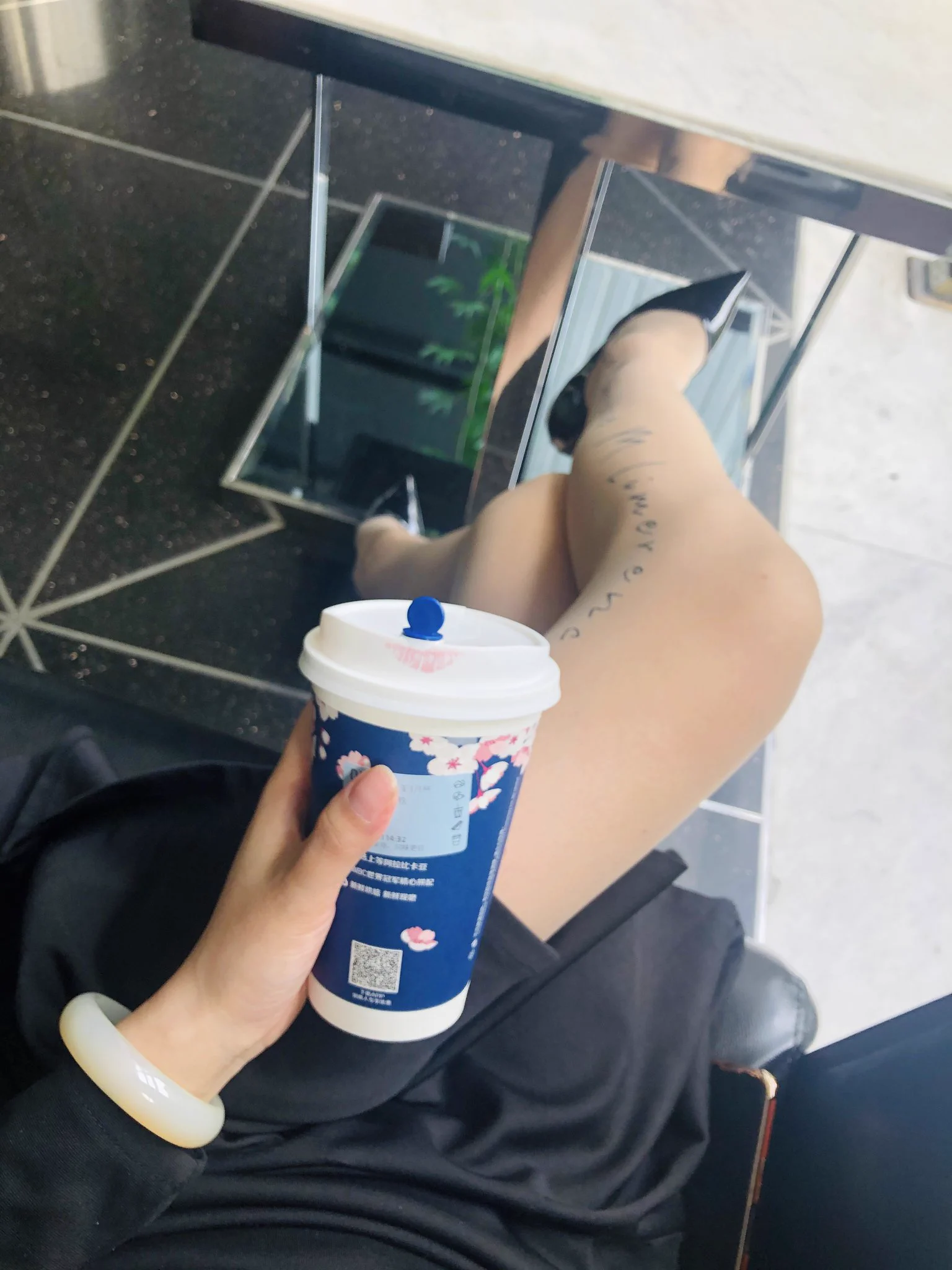 🧦：@limerencem 限量版涞觅精灵！月光版真的超级好看，像纹身一样！走在路上好多人盯着看，还有好几个小姐姐问我要链接！可惜是限量版，已经下架啦！投稿 @Dayulejia91 @Fanjiahui2020 @DP_ArtStudio @Sexyallnight609 @Dream_QY https://t.co/wPYZB2niUY