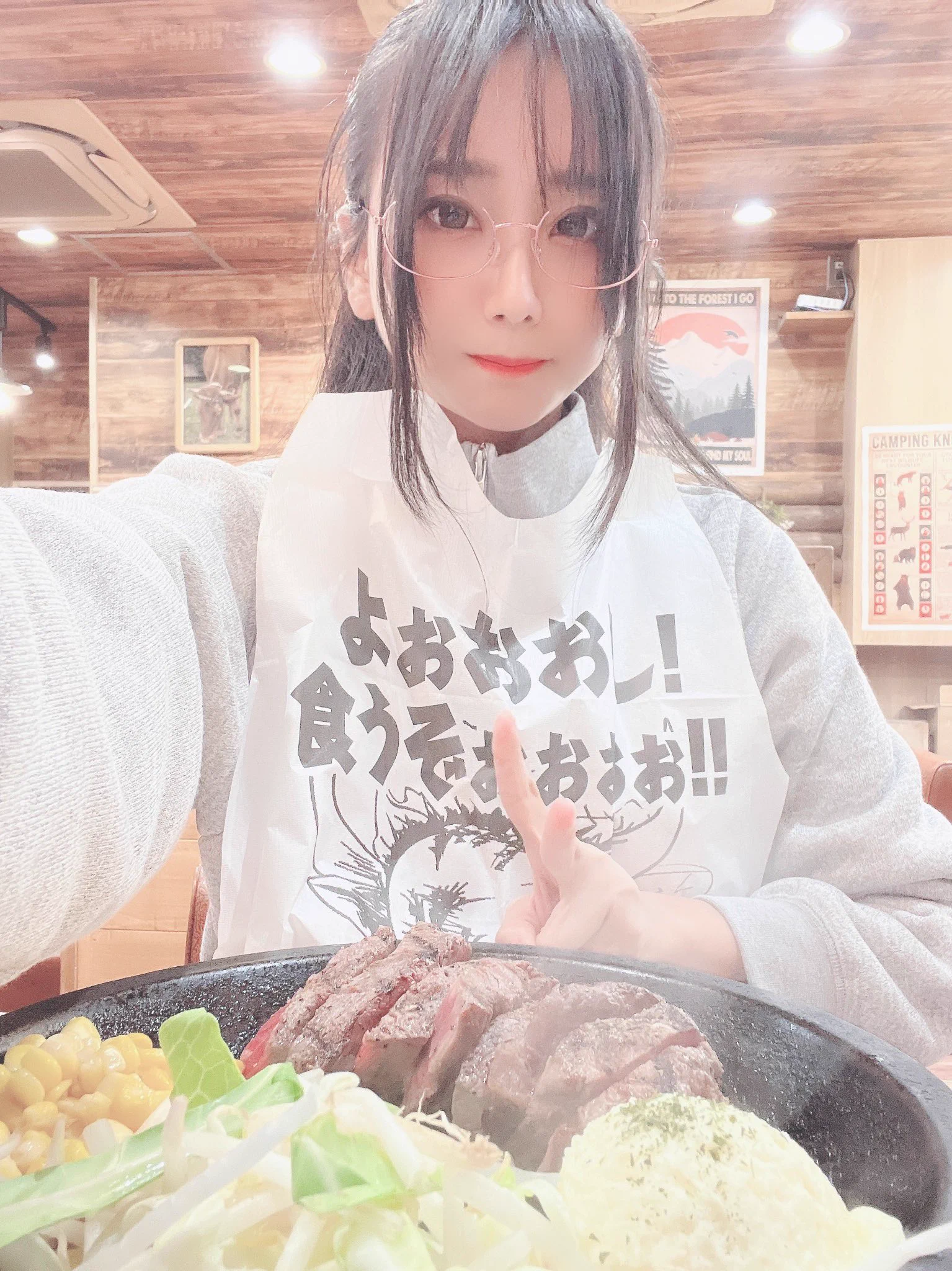 りりさんが勧めてくれたロッヂおいしかった🥩テンションの高いエプロン🔥 https://t.co/zj6XZbSHmn