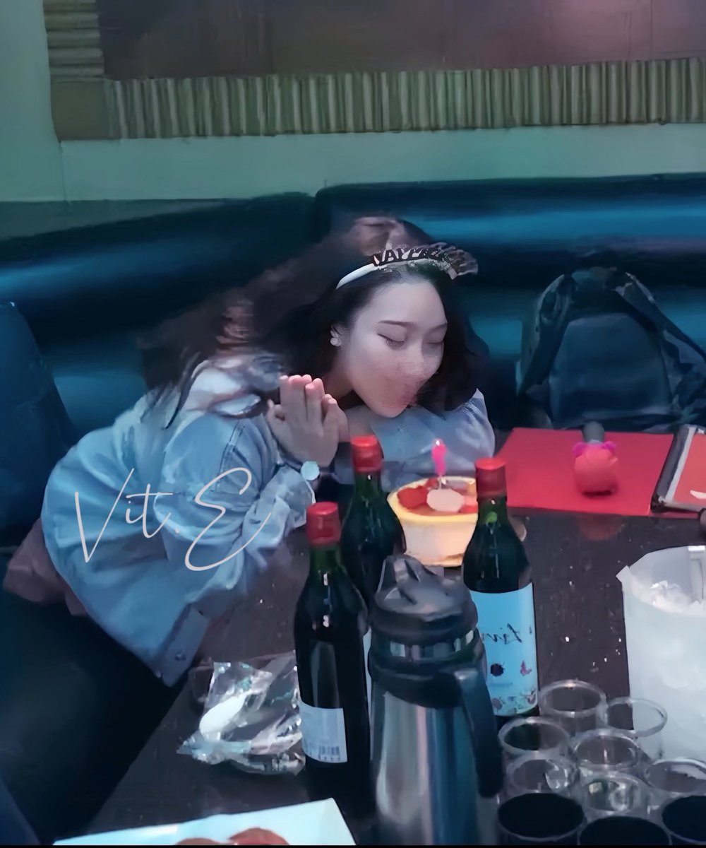 11/01 半夜意外迎來今年第一波慶生

明明是公司辦的離職人員歡送（不是我
續攤時突然變出髮箍跟蛋糕🎂
真的好想哭好被愛(;´༎ຶД༎ຶ`)

結果最後被灌爆酒的我最清醒
叫了車送一堆人回家…

好啦可以開放請我吃飯喝酒以及生日禮金了（欸 https://t.co/bhwzoboNMf