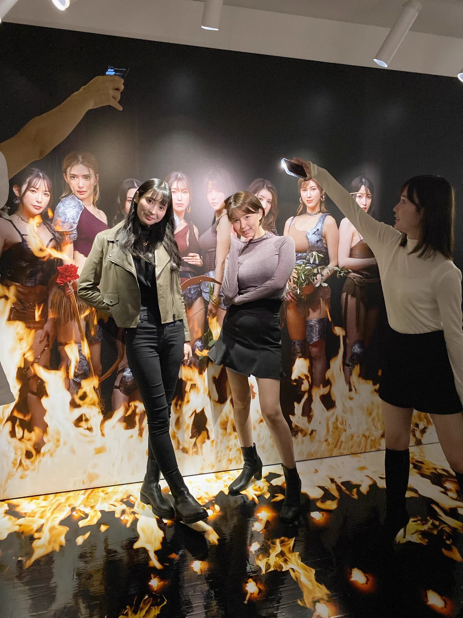 【8woman写真展】#デコウトミリ ちゃん‼️と葵つかさ…をライトアップする #miru ちゃん ‼️https://t.co/y20CxbjAdR https://t.co/4RW06o6ukC