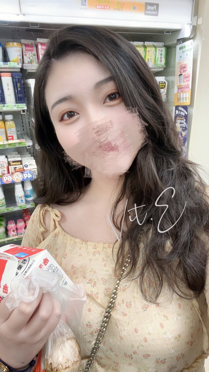 這是買早餐的我٩(ˊᗜˋ*)و

#辦公室

缺圖庫缺到只好發這種日常又無趣的自拍🤣 https://t.co/1aAX3SSTmw