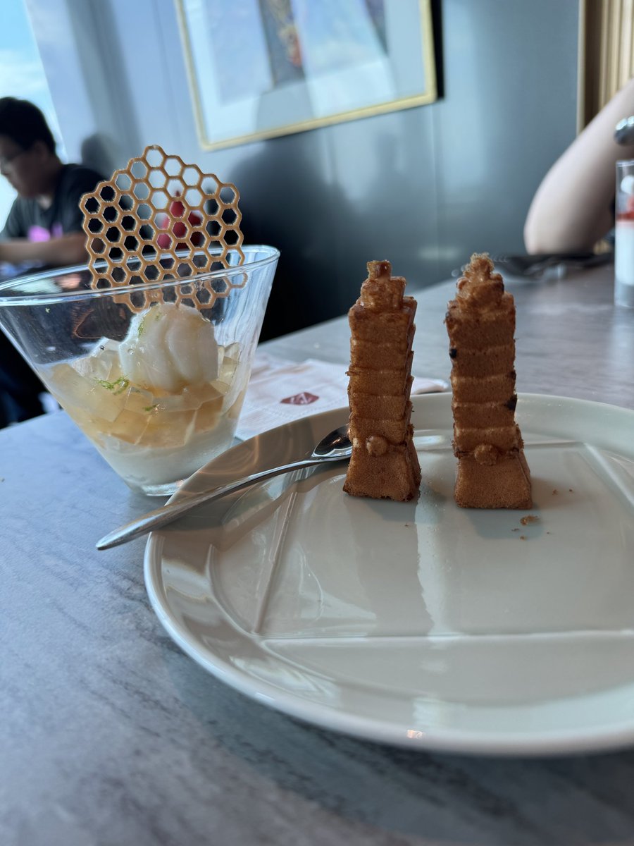 終於跟約飯系推主 @54chrisss V總見面。
當然選在最高地點才符合那氣場！

#最高の約飯系推主
#吃完這頓下一餐只有控肉飯惹
#文案送過簽呈才能發 https://t.co/tjfbLrqtQI