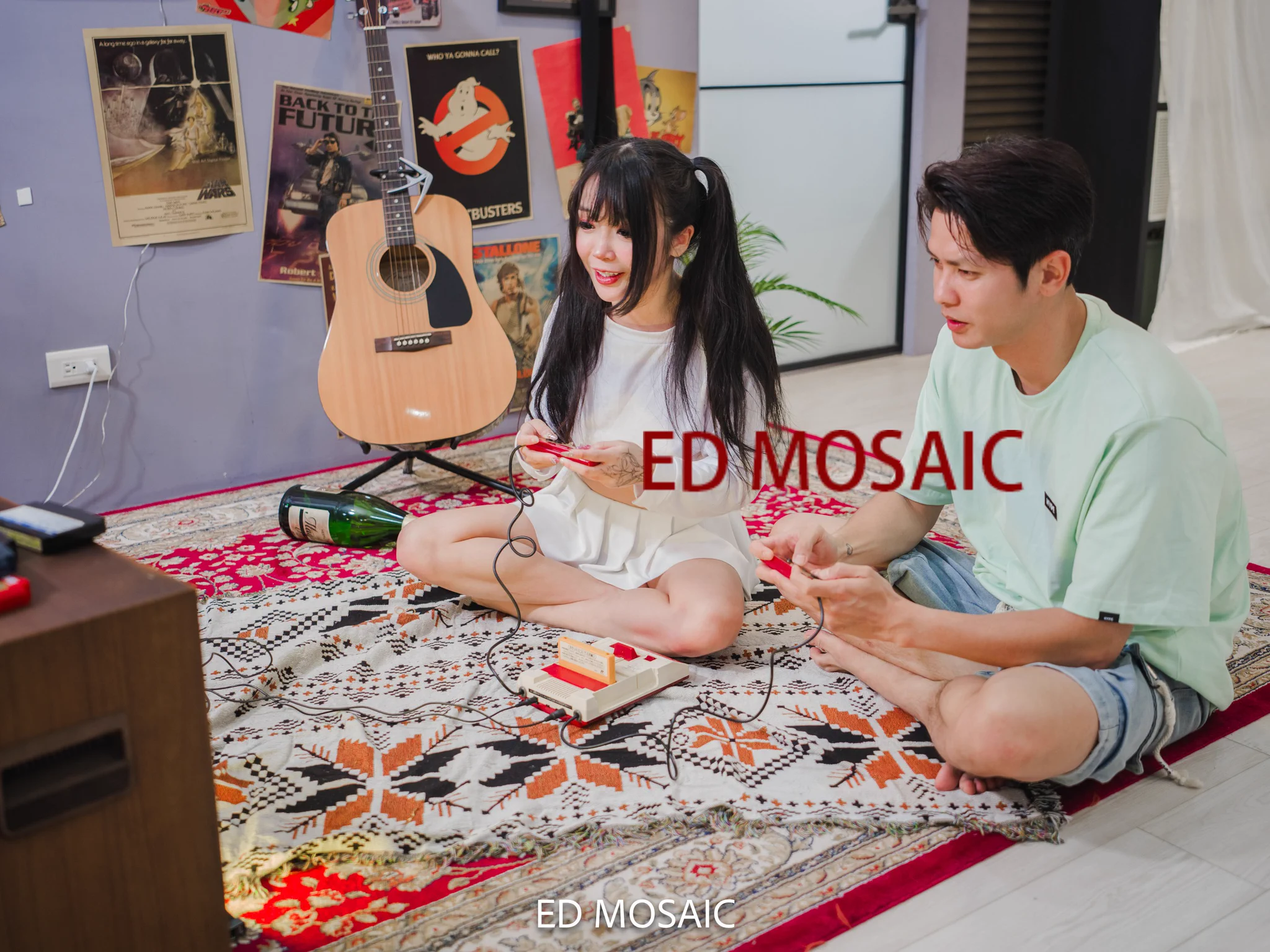 女生陪男生玩遊戲時，男生專注力通常會在遊戲還是在女生身上？櫻花妹只是動了一下，仔仔的專注力就在那蜜桃上了🤣完整影片連結在評論區👇 https://t.co/ejXcvRNgu3