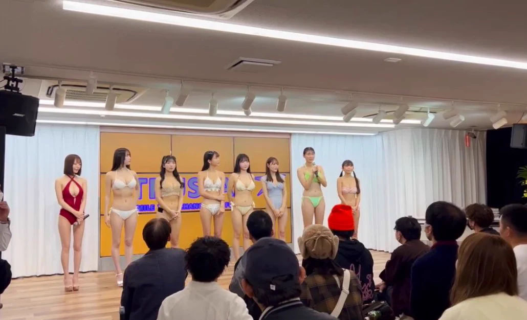 取り急ぎ! 『PIN-UP GIRL』写真集発売イベントきてくれた皆様ご購入頂きありがとうございました涙そしてまさかの5冊購入特典の方々10冊購入特典の方々も…涙本当にありがとう。涙プレゼントもありがと泣皆様にお会いできて幸せいっぱいです。今日は1部2部どちらも変形水着、紅白でした照 https://t.co/Bx7FINFR2T