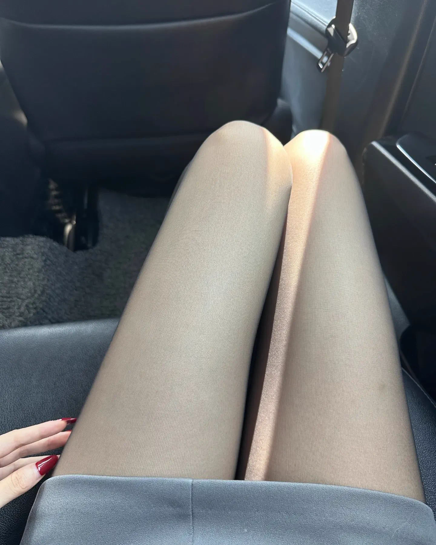今日的精致打扮～OL加身，喜欢我的可打开我的主页订阅我的个人专属福利哦～ https://t.co/38sVVnY1XY
