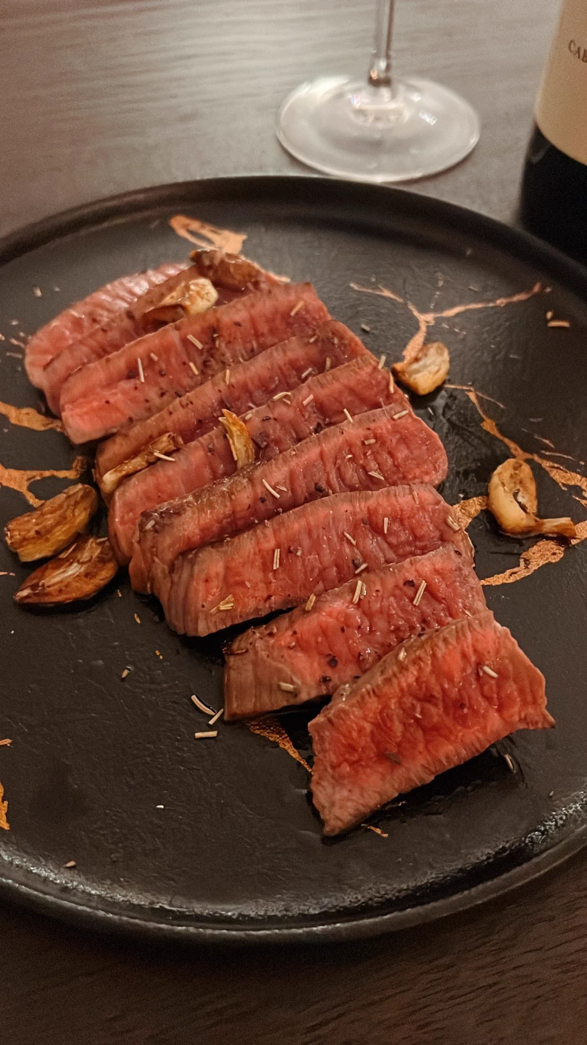 自己煎的Japan A5 Wagyu ❤️ Medium Rare 刚刚好❤️ 喝了一支红酒好开心🥳很喜欢现在的状态，有爱我的主人，赚钱能力也可以，健健康康，爱吃什么就吃什么，有空买点自己喜欢的酒在家喝😘 除了烦人的同事跟上司，其他都挺不错的哈哈哈请妞继续努力！！ 今年要赚大钱😍 https://t.co/n020wXtRt4