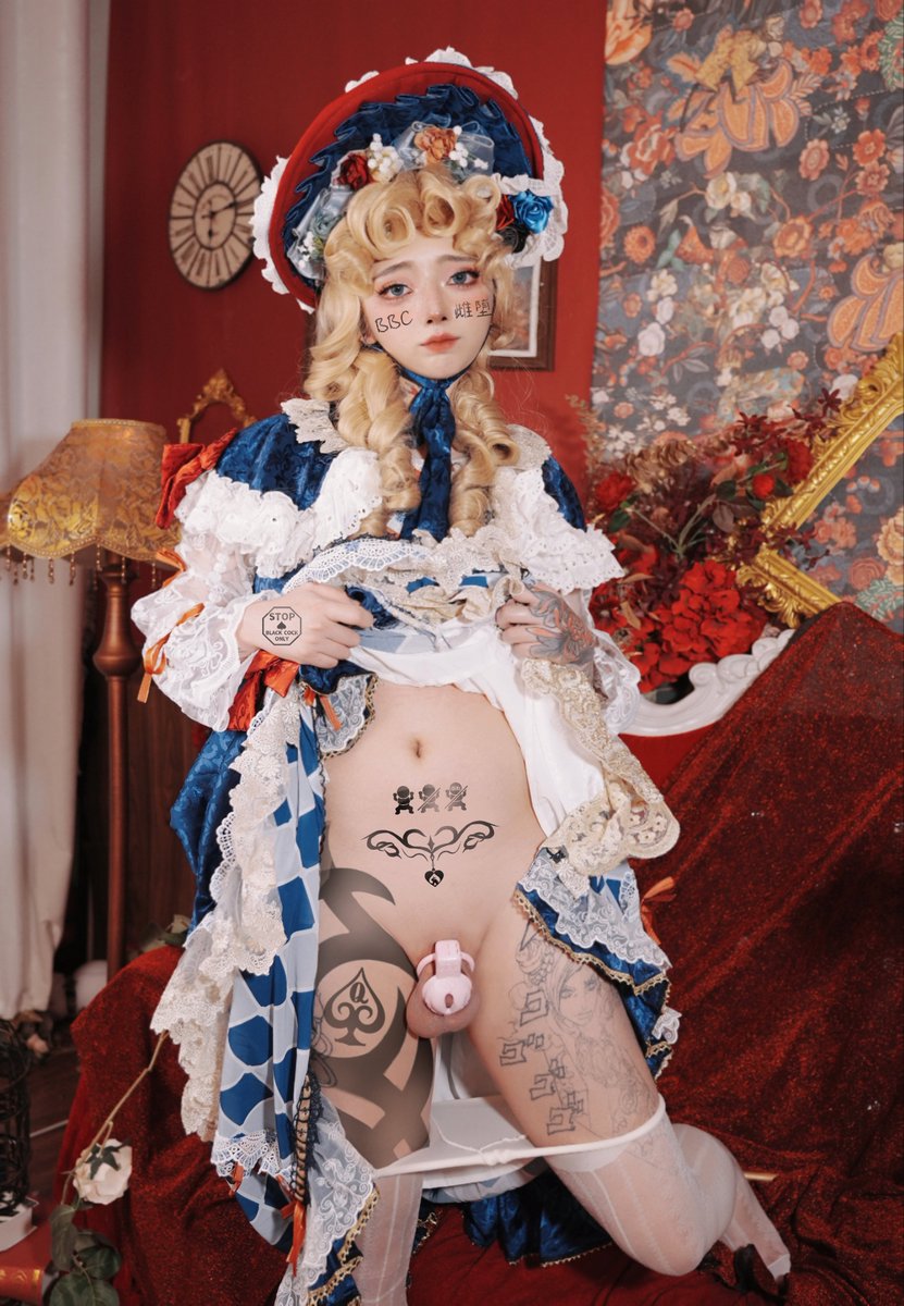 “你昨晚上也看见了吧...”
“嗯，看的清清楚楚，那几个黑人大摇大摆走进了大小姐房间...”
“美其名曰是接待外宾，昨天晚上浪叫的声音这都听得见，早上我送早餐时候屁眼都合不拢了还在做，估计吃精液都吃饱了...”
“啧，真恶心！”
“消消气，等那几个黑人走了，咱们一起去让他当我们的精液厕所，好好发泄下~” https://t.co/HyDexefgGN