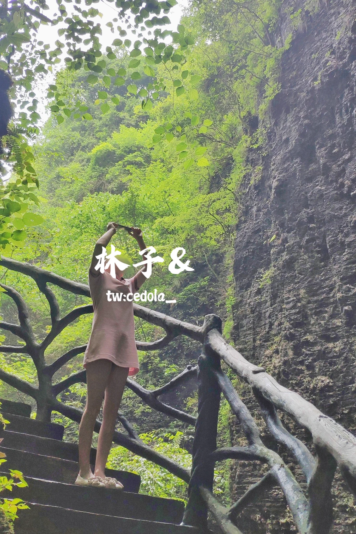 天气闷到了极点，完全没啥性趣。老婆领导却约个不停，今天又带老婆避暑去了。晚上回来的时候，这条裙下就是真空的，老婆慵懒的躺在沙发上，随我摸着阴唇玩，湿漉漉的挺舒服。摸了半天，我感觉有点像个老太监。 https://t.co/eVjGRYNtl8