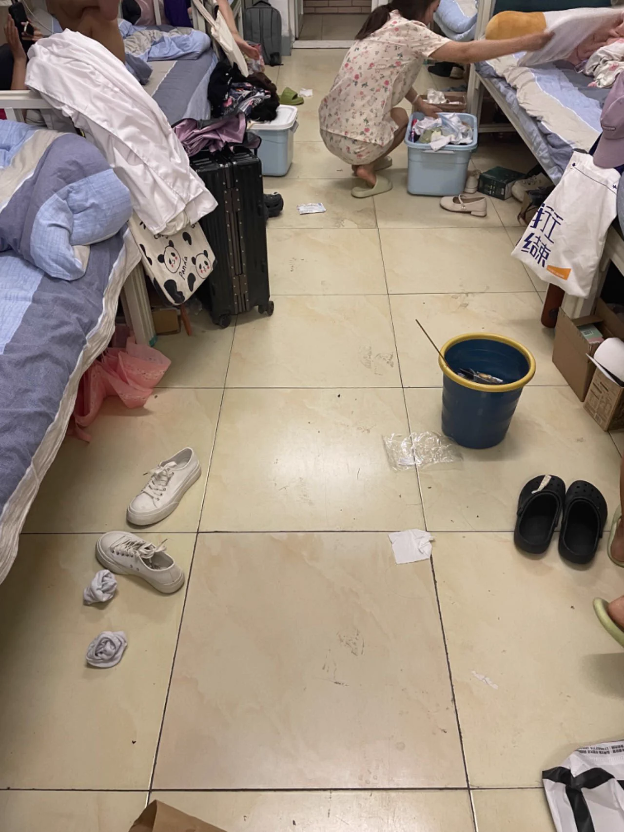 【寝室系列】暑假前去了本市的不同的几个大学。黑衣女孩是一个综合学科大学，也是我最喜欢来的。这个学校的女孩都打扮而且身材真的挺好，第二个大学发现了，地上那双刚刚脱下来陪着女生上了一天课的小白袜🥹同时也被收入囊中。感觉女孩子们都很温柔，希望大家温柔对待她们的白袜🥹 https://t.co/kZSTaR7BrP