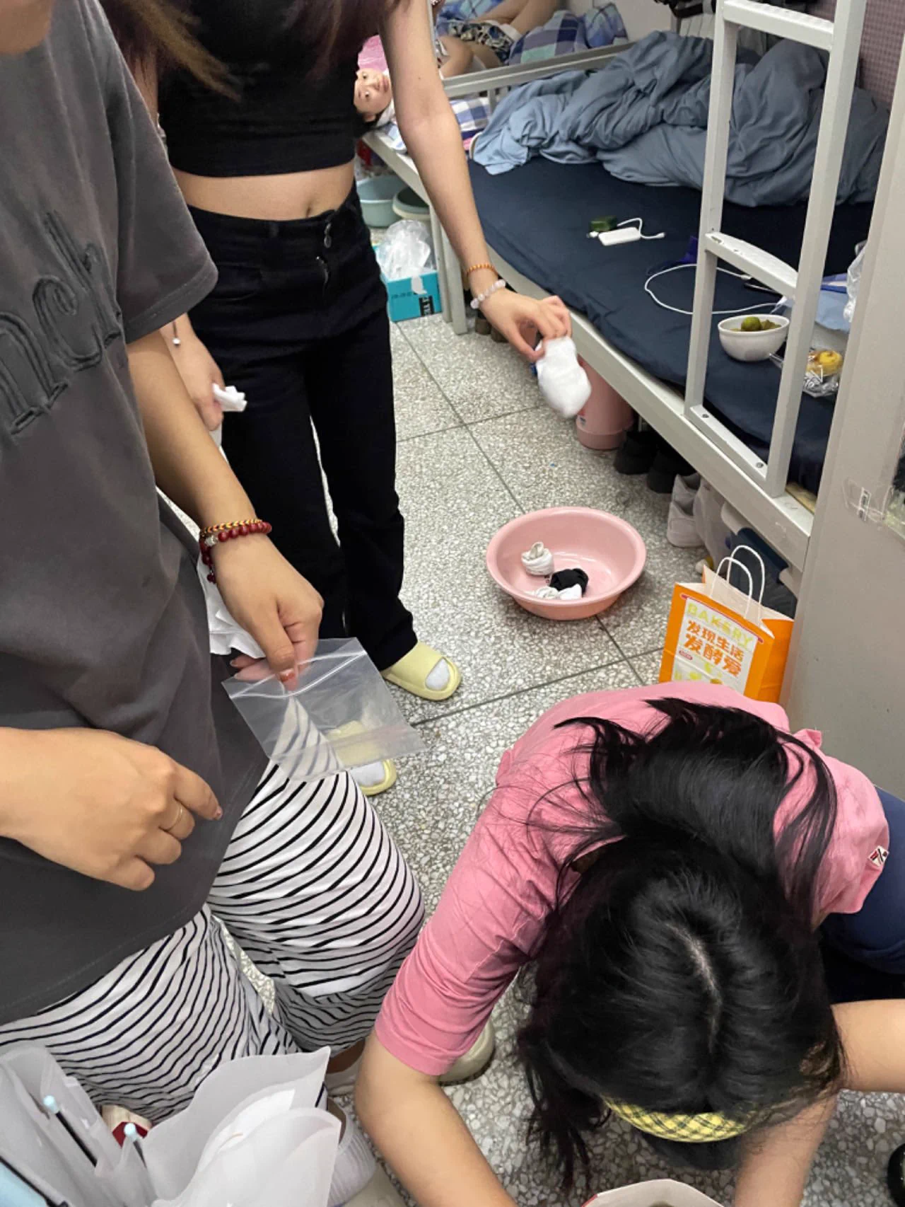 【寝室系列】暑假前去了本市的不同的几个大学。黑衣女孩是一个综合学科大学，也是我最喜欢来的。这个学校的女孩都打扮而且身材真的挺好，第二个大学发现了，地上那双刚刚脱下来陪着女生上了一天课的小白袜🥹同时也被收入囊中。感觉女孩子们都很温柔，希望大家温柔对待她们的白袜🥹 https://t.co/kZSTaR7BrP