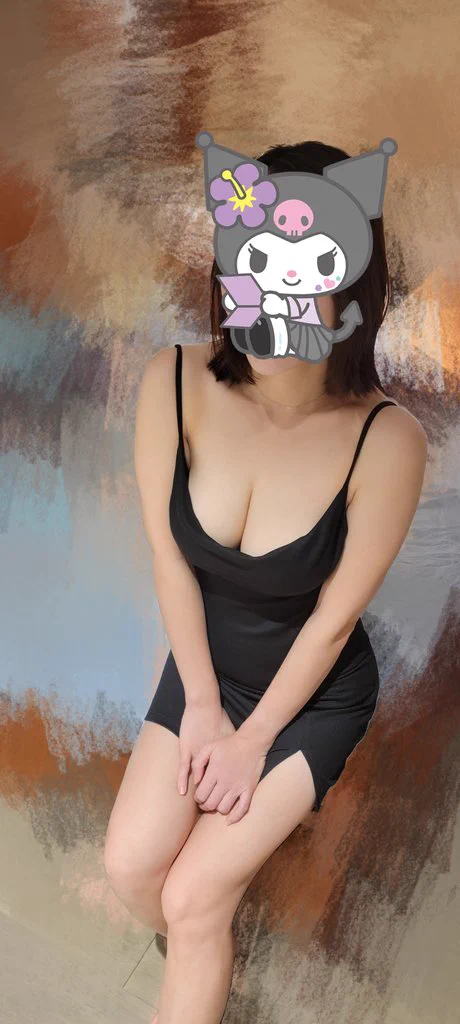 晚上吃飯預告天氣太熱就不穿內衣比較輕鬆😅😅只是走路不能太大步，不然穿高跟鞋胸部會一直晃😅😱 https://t.co/7PotCzOV71