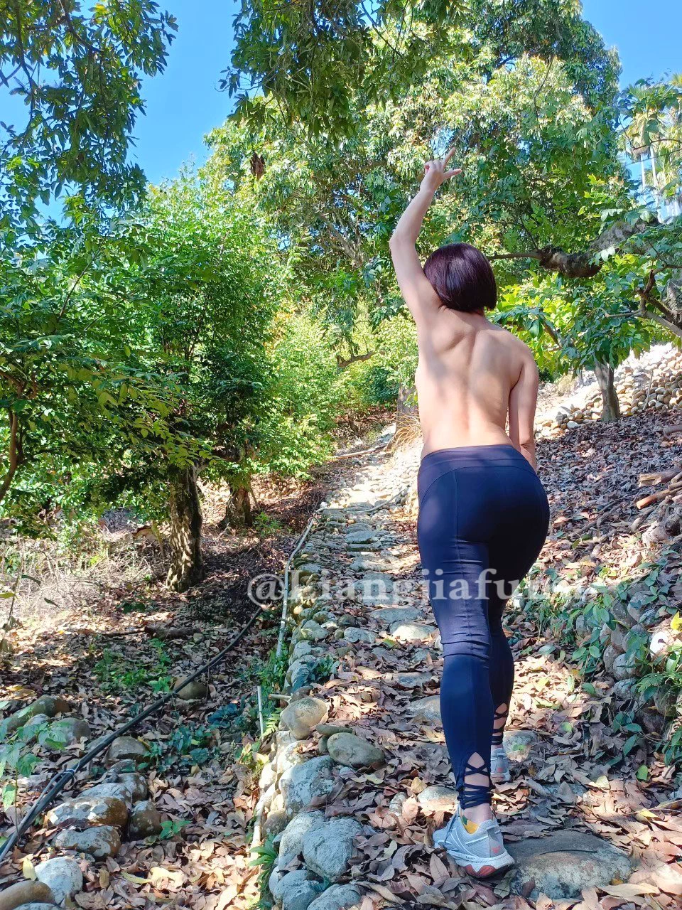 太熱了沒辨法只好脫了還有一張正面照想看嗎#良家婦女 https://t.co/wtEzmGZdvf