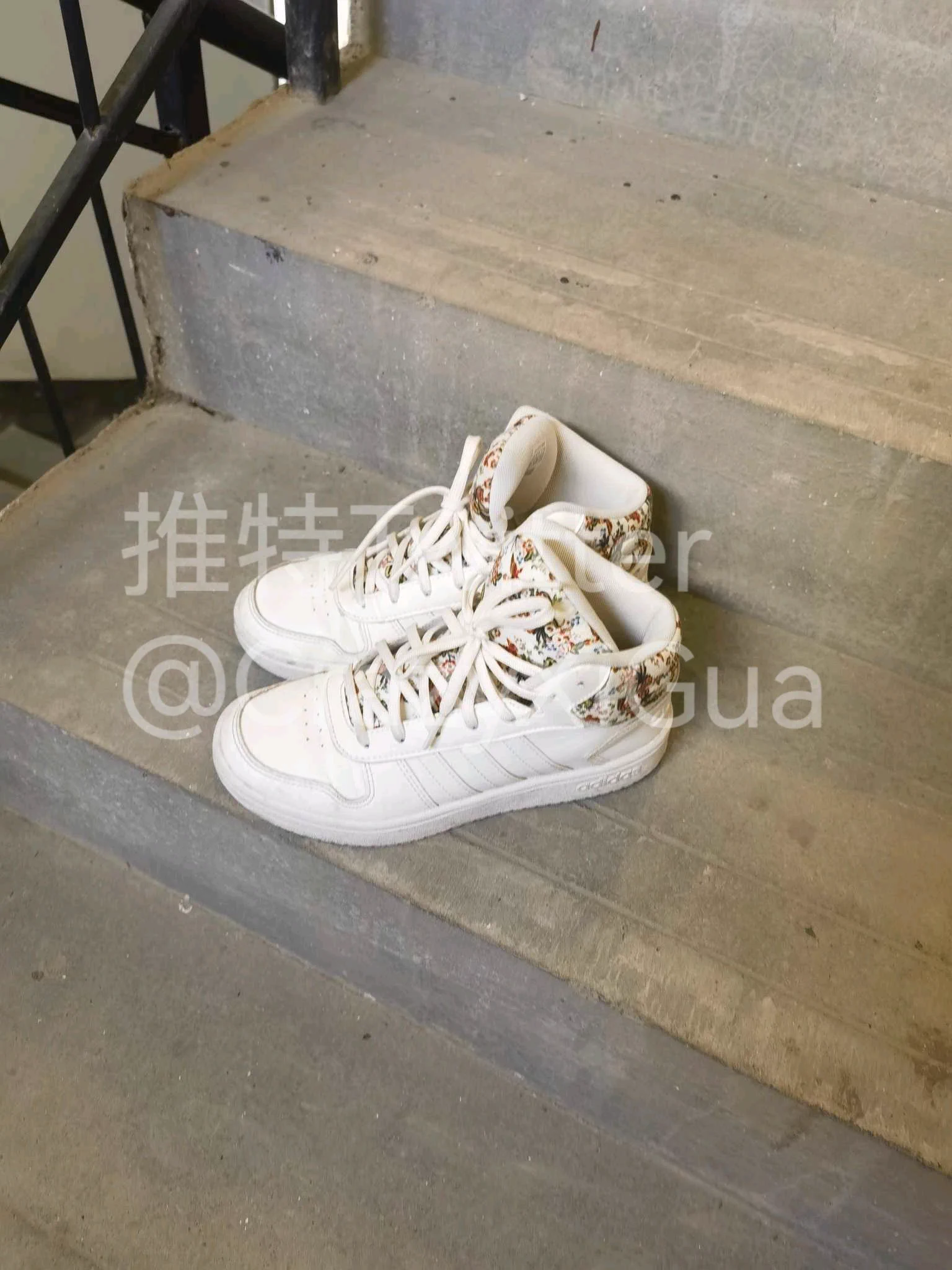 之前跟的妹子，当时因为妹子警惕性高没玩到鞋子，这次白天过来拿着她门口的三叶草一顿爆射，玩完之后不清理，等着她跟我的精华亲密接触！#玩鞋 #原味 https://t.co/yWQmlRRv4C