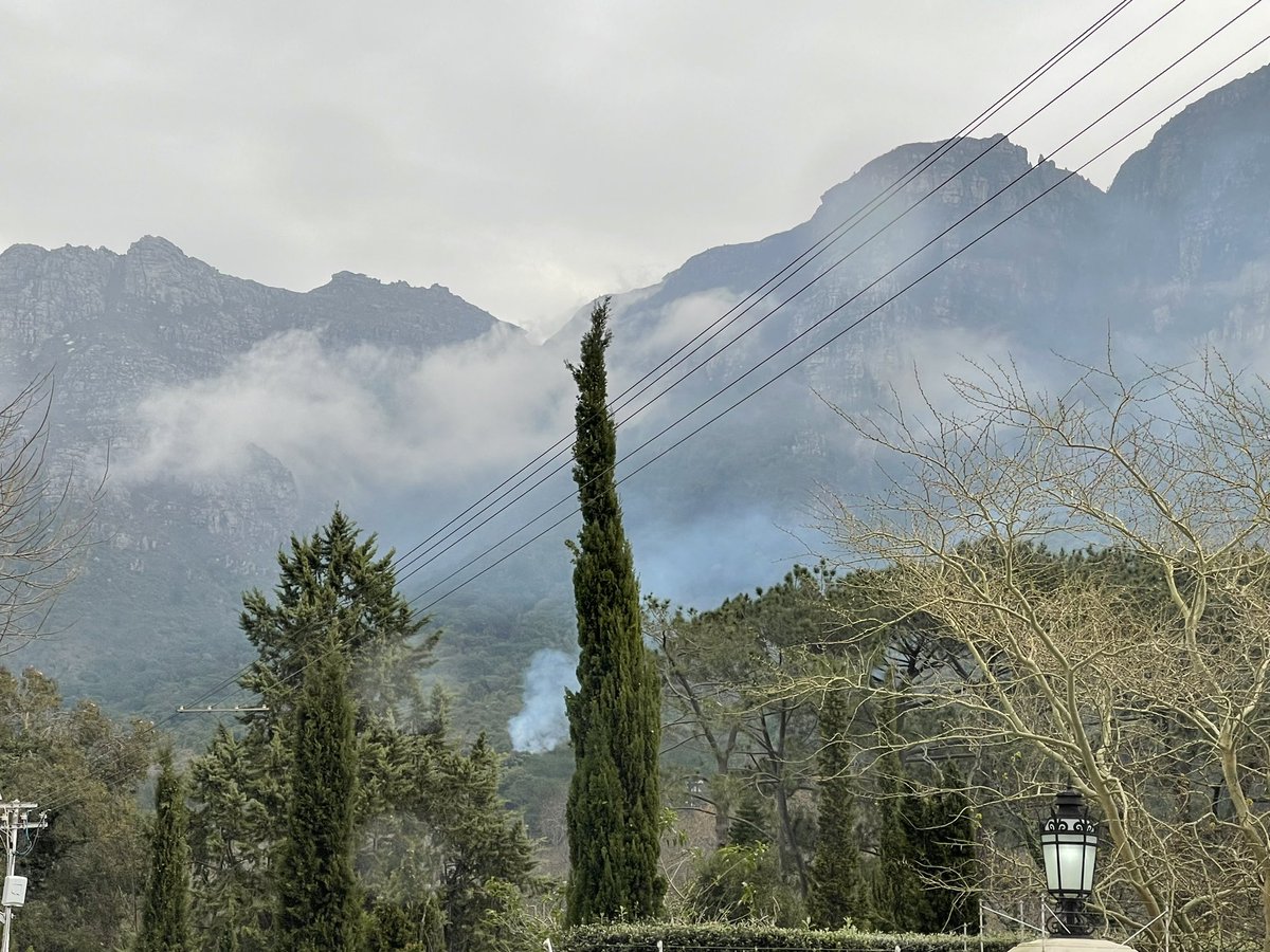 @wo_fire Fire on Table Mountain above Kirstenbosch https://t.co/RZbvyT39Ho