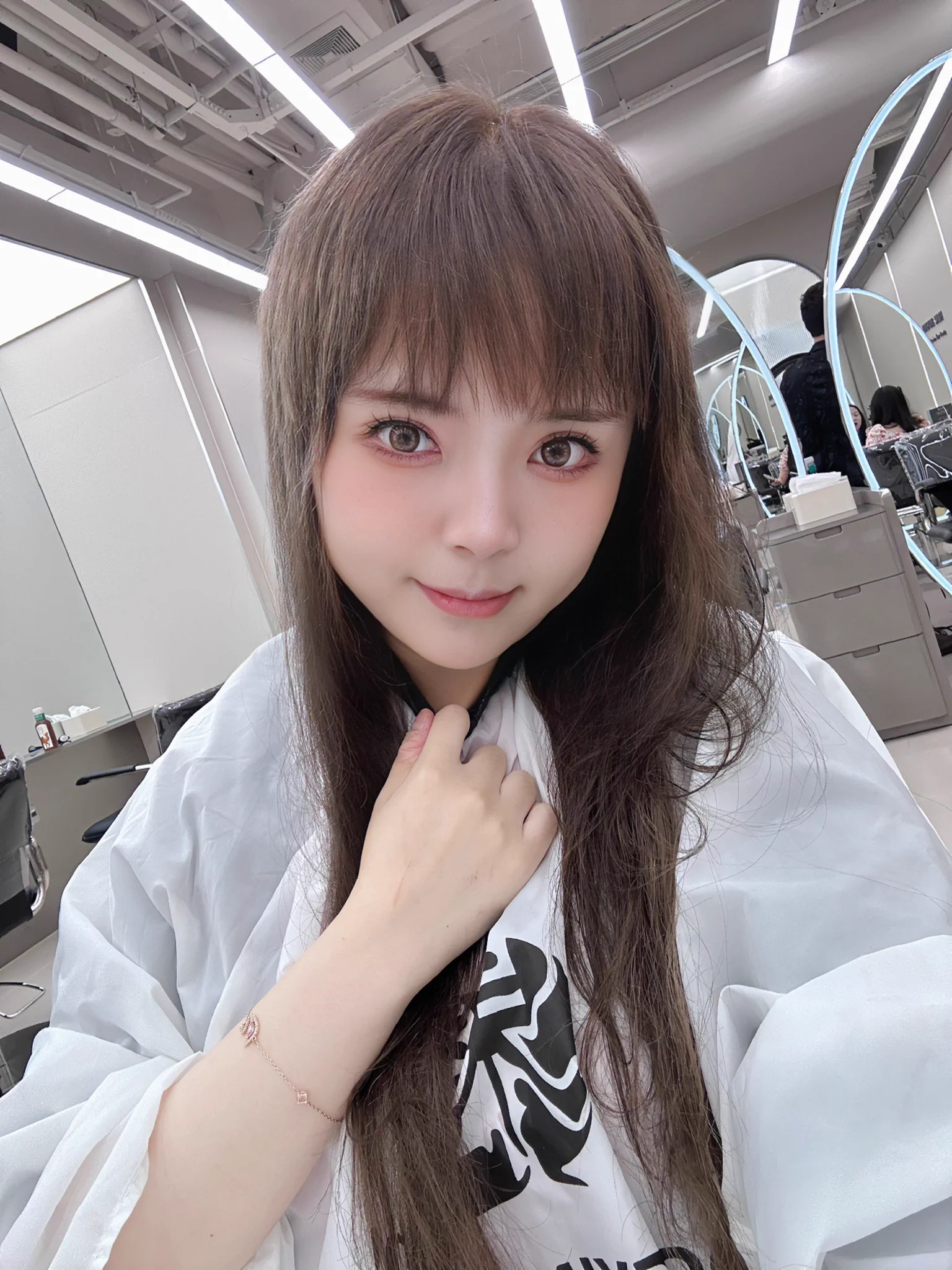 我甚至觉得长发棕发没有短发可爱 还是短发可爱 这是我从5岁以来 第一次剪短头发 https://t.co/9FPgcPdDXc