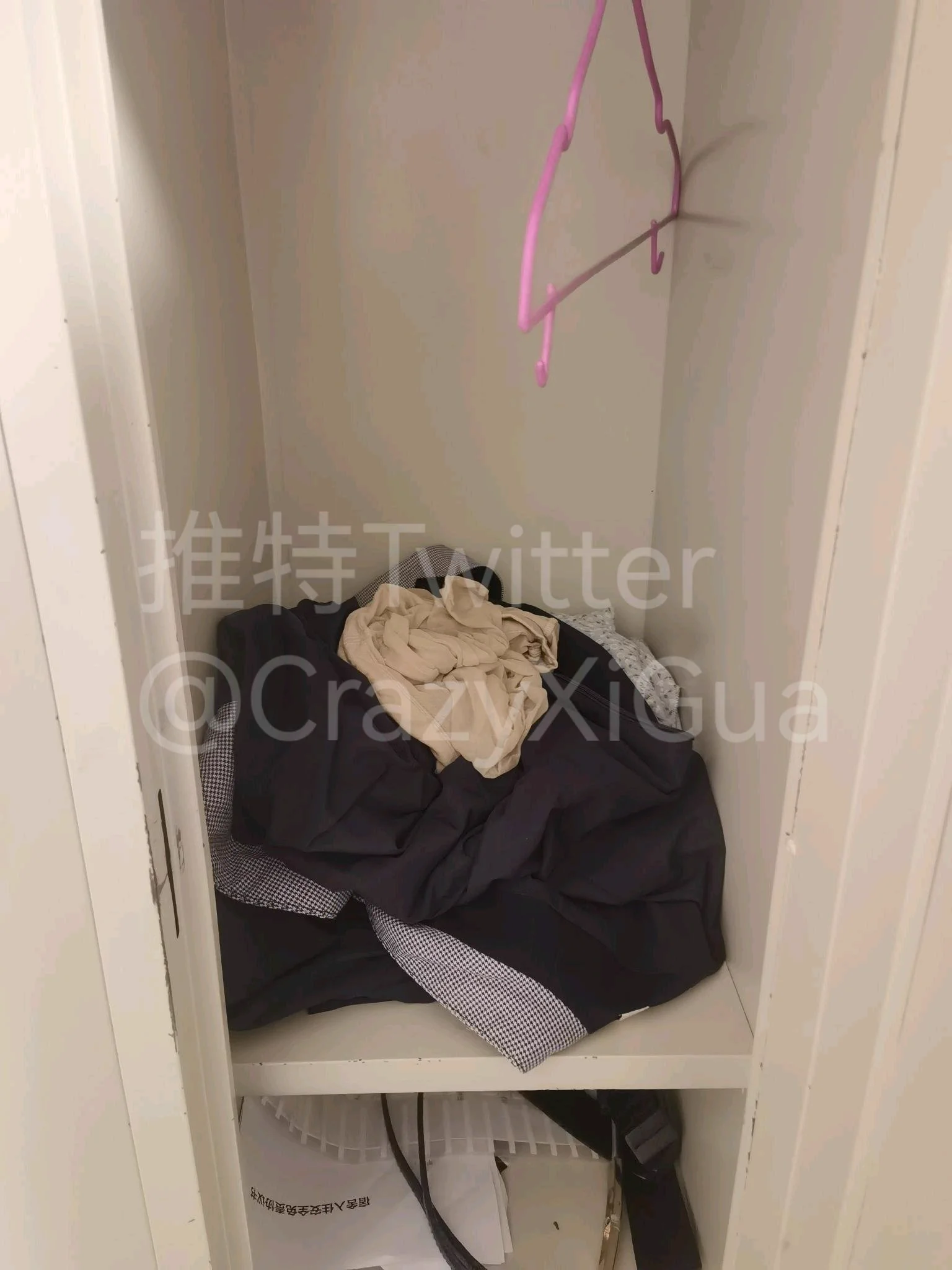 售楼部更衣室探秘，卡住小姐姐们下班的时间点，直接把玩他们刚脱下来的酸臭高跟，整个更衣室的味道简直酸爽。可惜更衣柜里只有一双肉丝，不过还是收货到了小姐姐的号码，回头加个v看看能不能要到原味！#丝袜 #更衣室 https://t.co/o8hTWUi03K