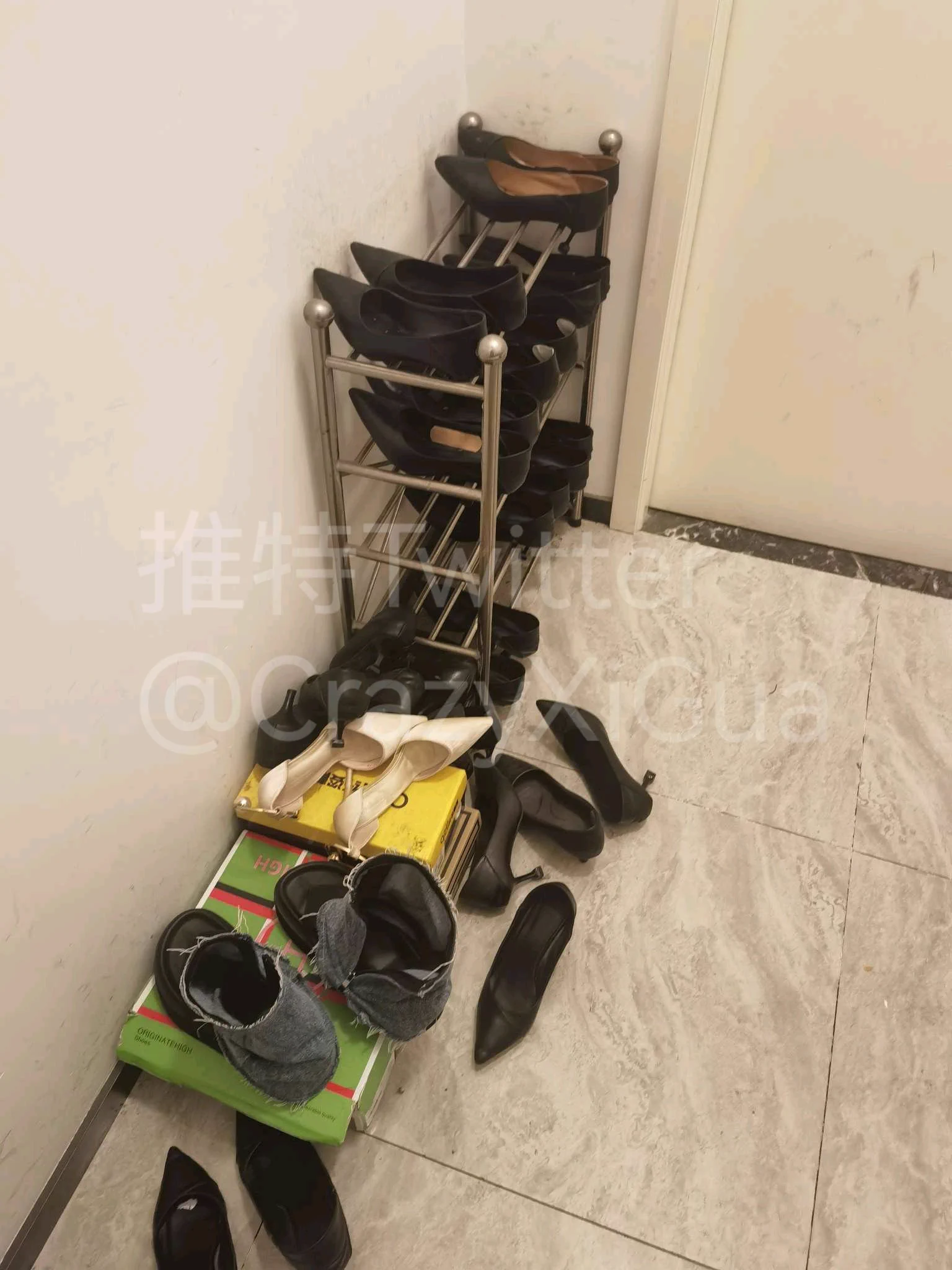 售楼部更衣室探秘，卡住小姐姐们下班的时间点，直接把玩他们刚脱下来的酸臭高跟，整个更衣室的味道简直酸爽。可惜更衣柜里只有一双肉丝，不过还是收货到了小姐姐的号码，回头加个v看看能不能要到原味！#丝袜 #更衣室 https://t.co/o8hTWUi03K