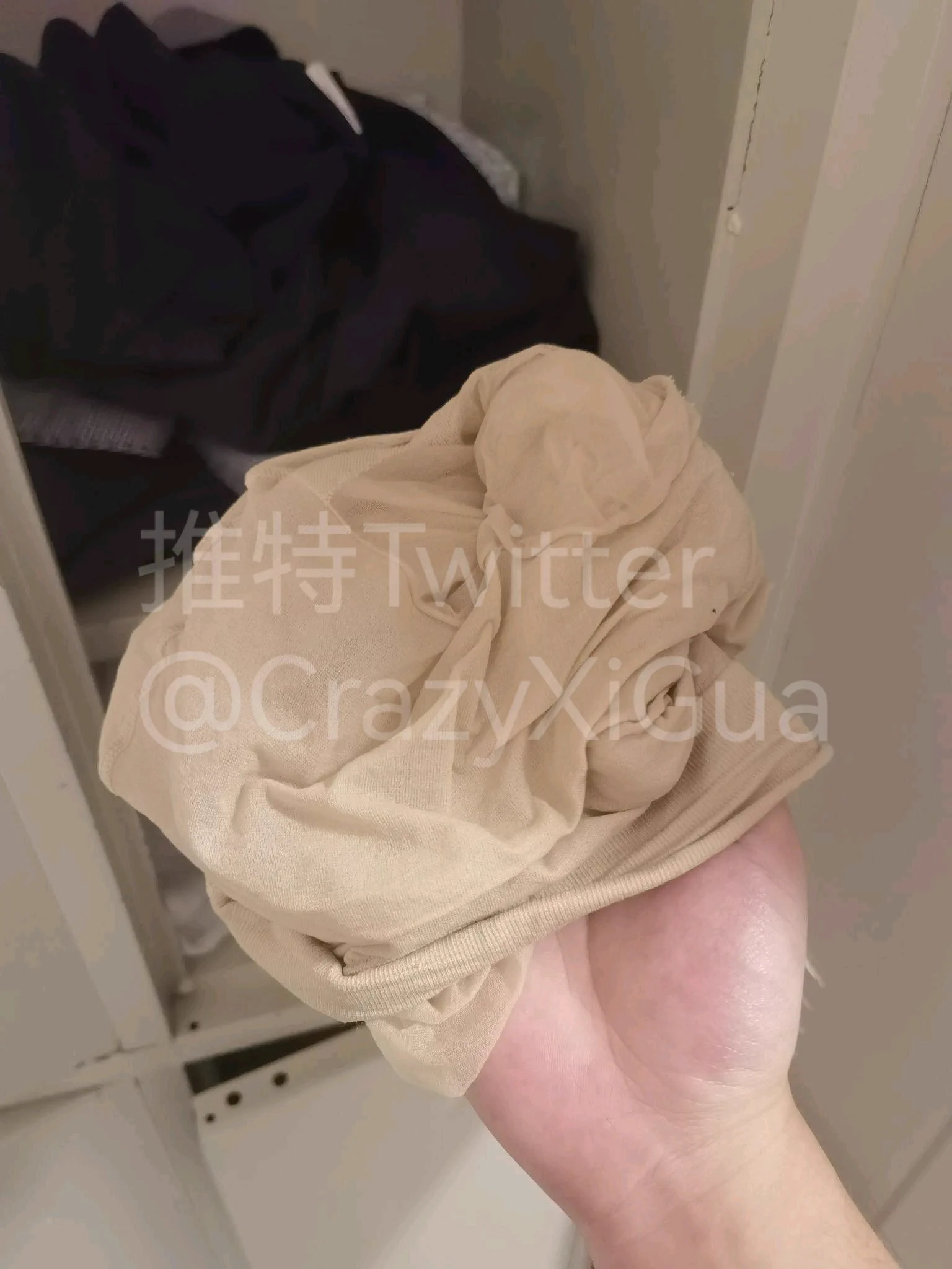 售楼部更衣室探秘，卡住小姐姐们下班的时间点，直接把玩他们刚脱下来的酸臭高跟，整个更衣室的味道简直酸爽。可惜更衣柜里只有一双肉丝，不过还是收货到了小姐姐的号码，回头加个v看看能不能要到原味！#丝袜 #更衣室 https://t.co/o8hTWUi03K