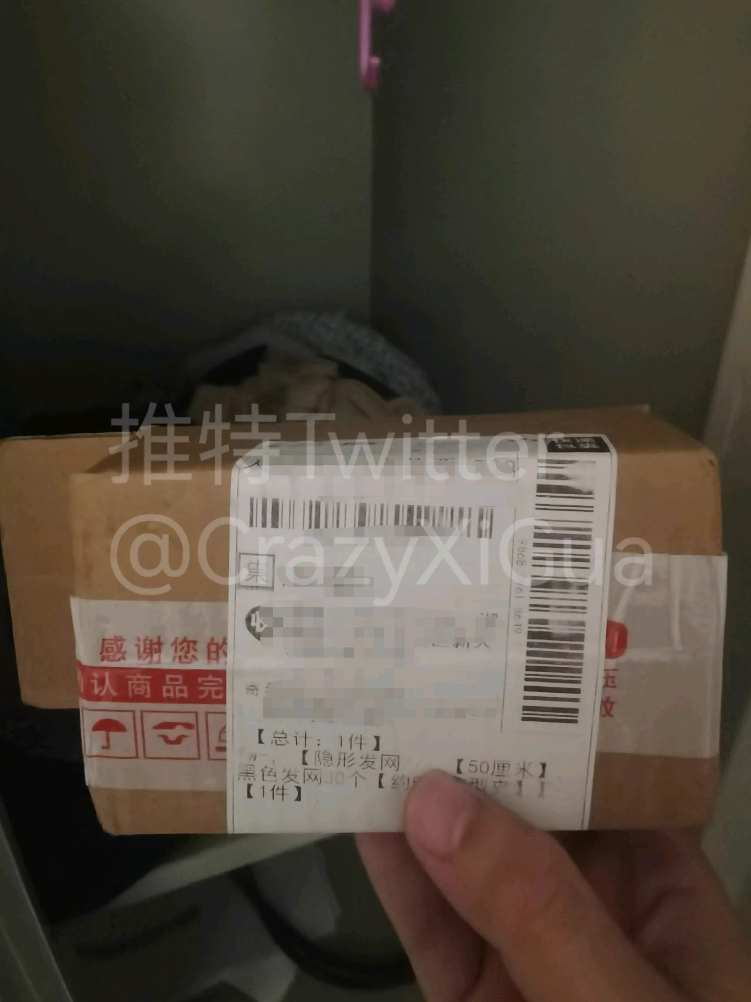 售楼部更衣室探秘，卡住小姐姐们下班的时间点，直接把玩他们刚脱下来的酸臭高跟，整个更衣室的味道简直酸爽。可惜更衣柜里只有一双肉丝，不过还是收货到了小姐姐的号码，回头加个v看看能不能要到原味！#丝袜 #更衣室 https://t.co/o8hTWUi03K