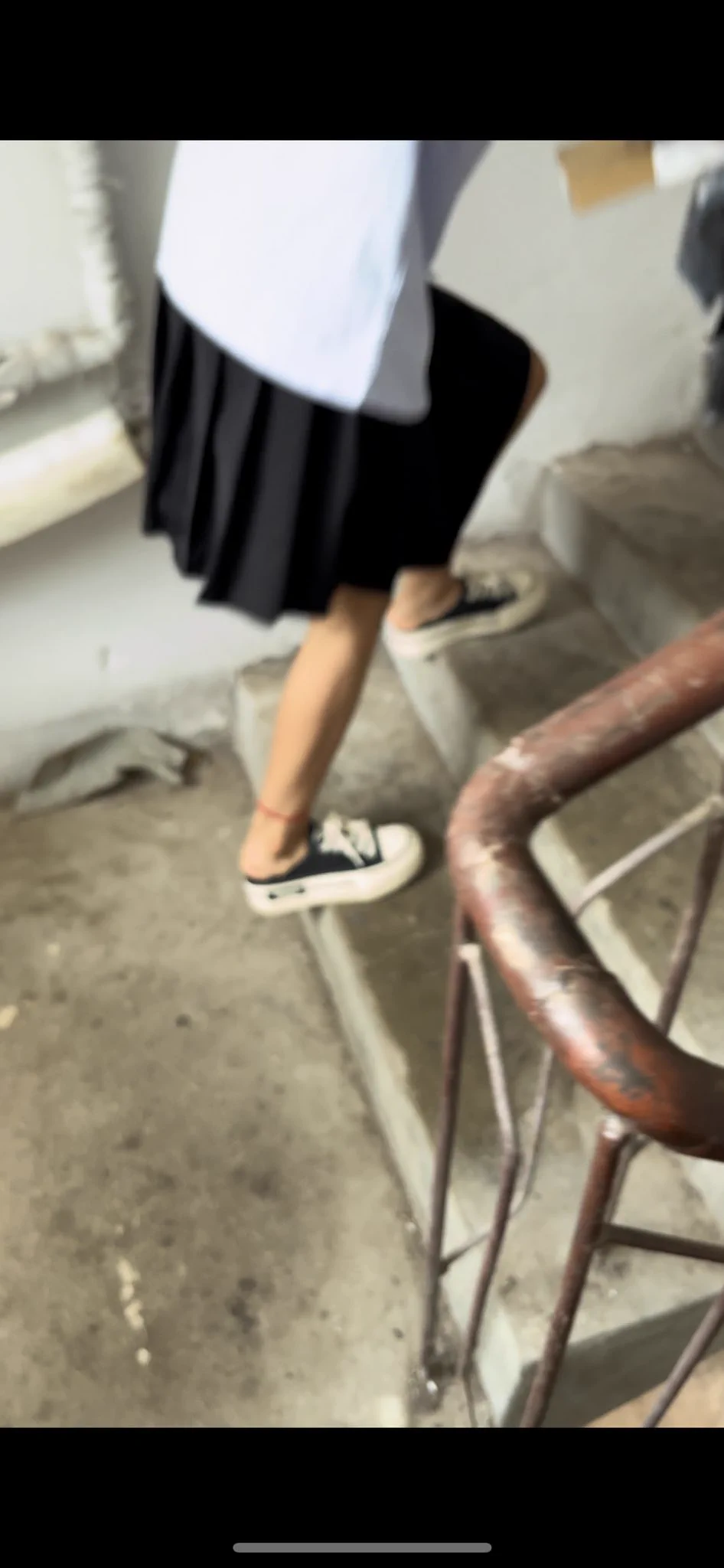楼道里还是给我了，这女孩的肤色实在是天生黑丝…大眼睛双眼皮都好好看。这么说吧她的肤色让我以为是一双白袜。到手才发现是🥹奶白色… https://t.co/QZcvosuHrA