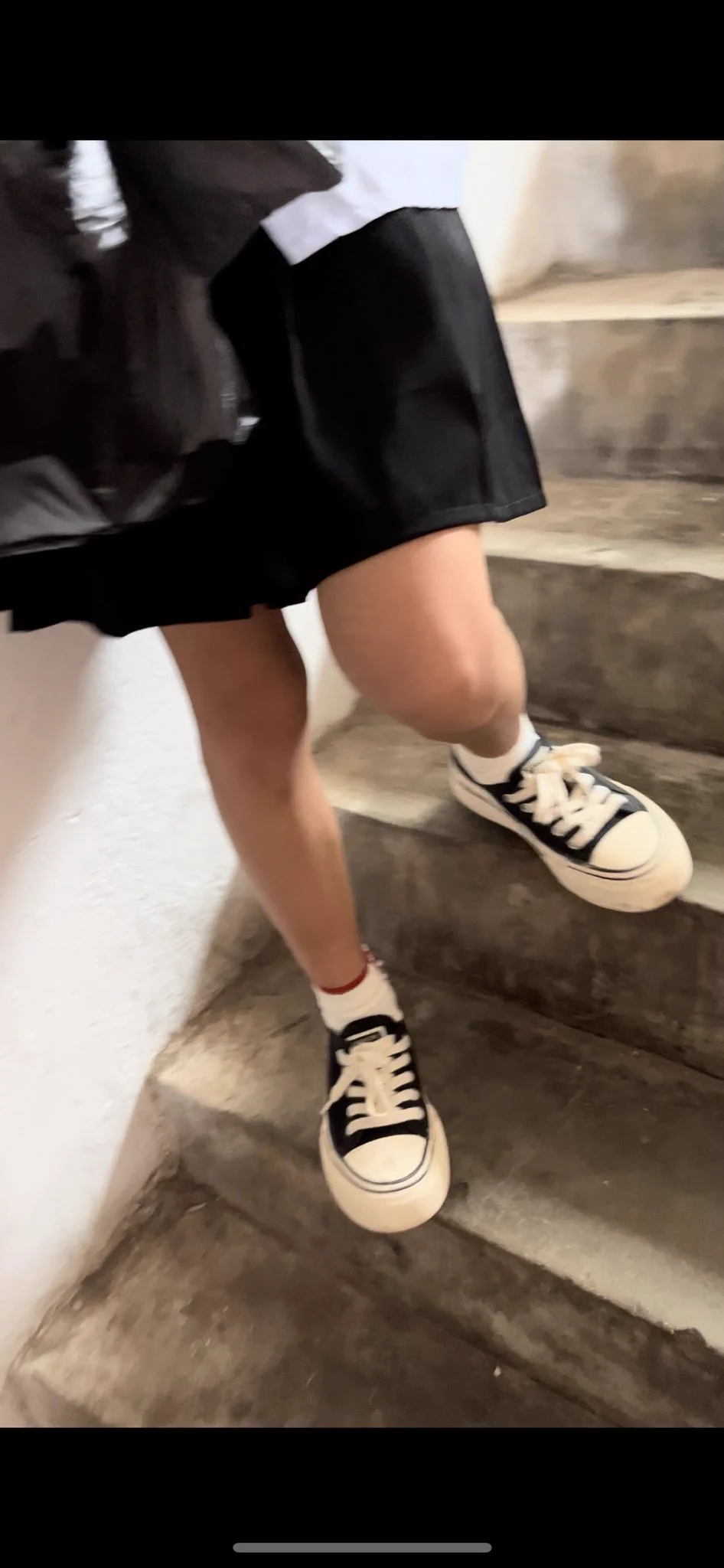 楼道里还是给我了，这女孩的肤色实在是天生黑丝…大眼睛双眼皮都好好看。这么说吧她的肤色让我以为是一双白袜。到手才发现是🥹奶白色… https://t.co/QZcvosuHrA