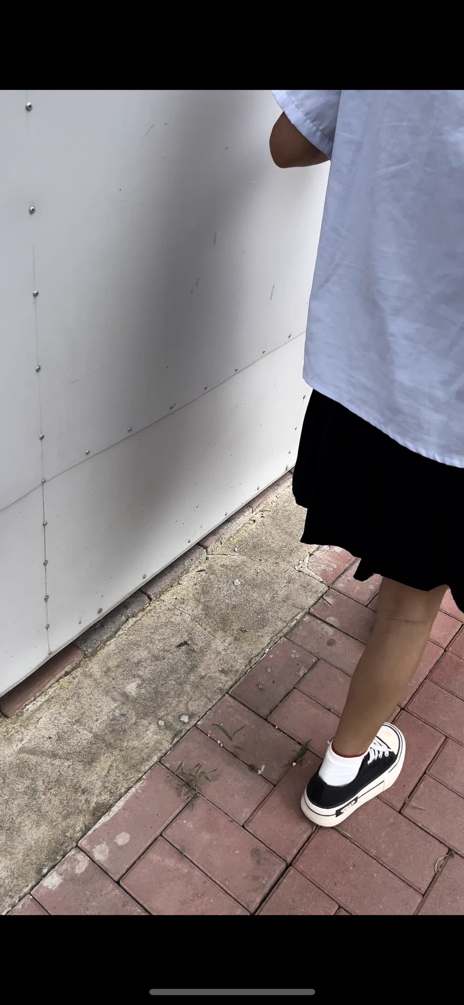 楼道里还是给我了，这女孩的肤色实在是天生黑丝…大眼睛双眼皮都好好看。这么说吧她的肤色让我以为是一双白袜。到手才发现是🥹奶白色… https://t.co/QZcvosuHrA