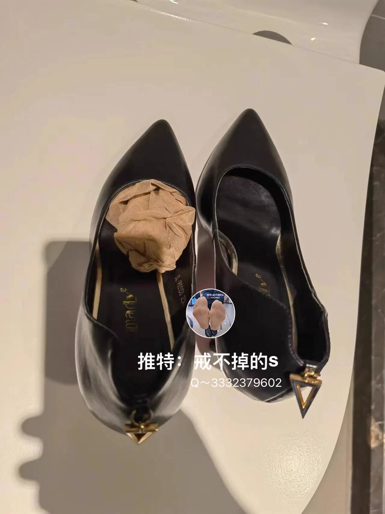 #柜姐丝袜 昨天取专柜拿袜子，正好一柜姐下班脱了袜子放鞋里，趁着没人注意拿着工作鞋和袜子去了卫生间，一顿释放，射后也没有擦，直接放回去了，今天柜姐上班问了咋回事，解释后也还继续穿着，还让她录了视频给我看看，今天就穿着带精液的丝袜和鞋工作吧。此柜姐丝袜不出，仅供自己玩 https://t.co/fy0mXYo0HE