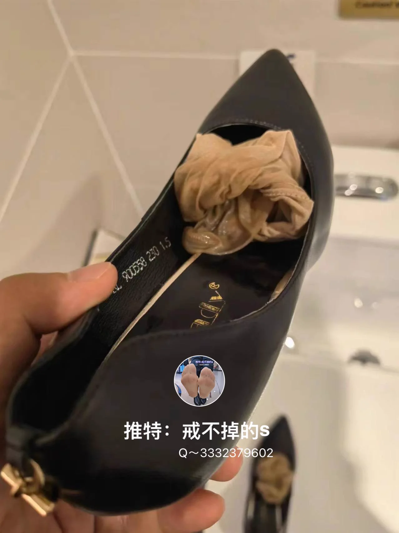 #柜姐丝袜 昨天取专柜拿袜子，正好一柜姐下班脱了袜子放鞋里，趁着没人注意拿着工作鞋和袜子去了卫生间，一顿释放，射后也没有擦，直接放回去了，今天柜姐上班问了咋回事，解释后也还继续穿着，还让她录了视频给我看看，今天就穿着带精液的丝袜和鞋工作吧。此柜姐丝袜不出，仅供自己玩 https://t.co/fy0mXYo0HE