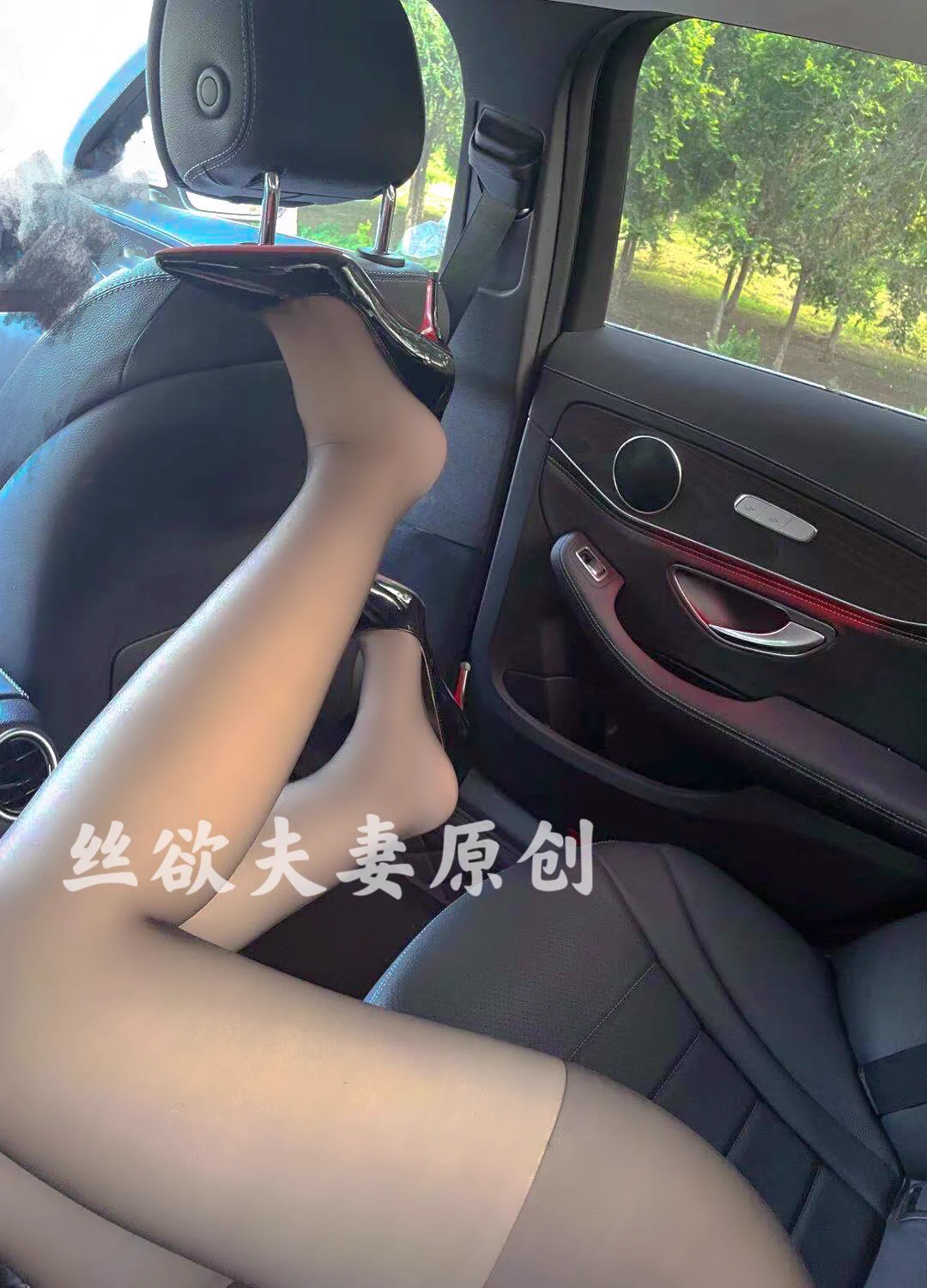 女司机独自出来办事喽，燥热的天气促使我等待客户的时候顺便发个骚😝打开车窗车门脱掉裙子把腿伸向车外！此时此刻需要一个野男人！要胆子大的！不知道一会不会被客户看到😜 https://t.co/TrF2O0nppj