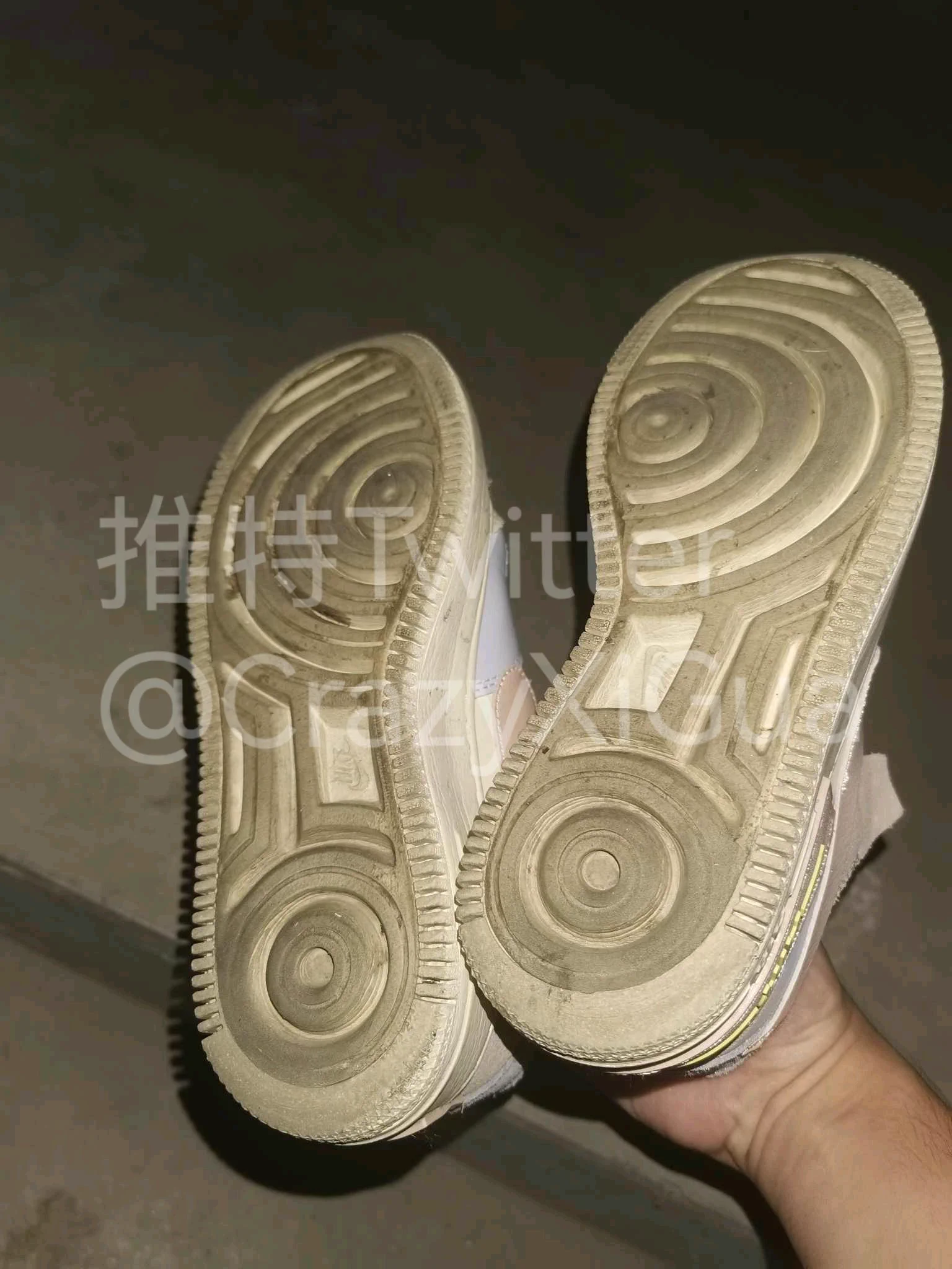 把玩小姐姐的Air Force 1马卡龙，门口的鞋架眼花缭乱，最后相中这双马卡龙，拿到楼道把玩，鞋子里还有淡淡的清香！射图稍后奉上！#玩鞋 https://t.co/T01Htk0PGZ
