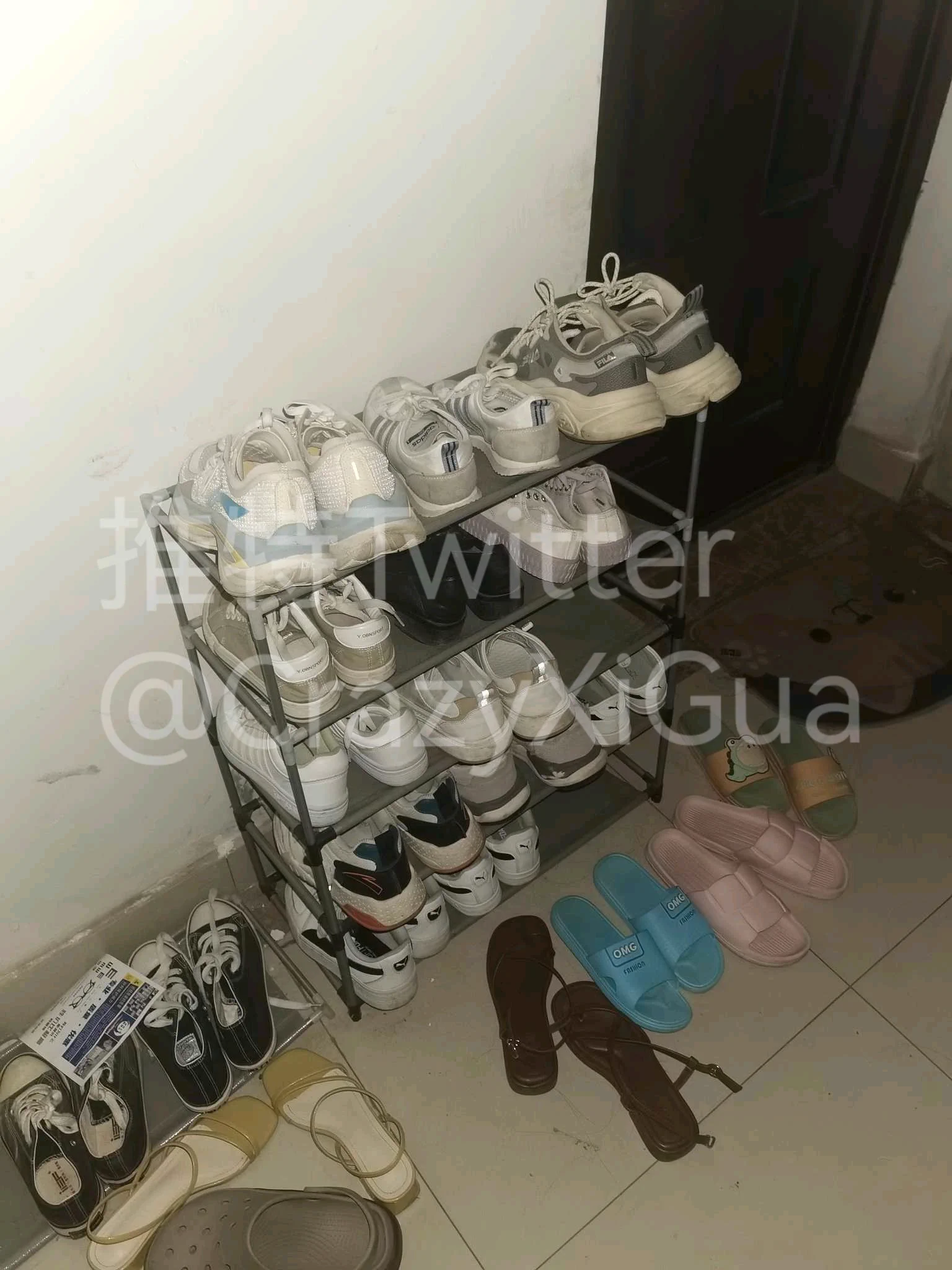 把玩小姐姐的Air Force 1马卡龙，门口的鞋架眼花缭乱，最后相中这双马卡龙，拿到楼道把玩，鞋子里还有淡淡的清香！射图稍后奉上！#玩鞋 https://t.co/T01Htk0PGZ
